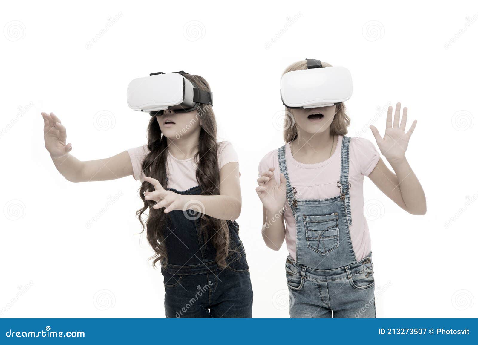 La Realidad Virtual Es Emocionante. Niñas Niños Pequeños Llevan Gafas Vr  Fondo Blanco. Concepto De Educación Virtual. Vida Moderna Imagen de archivo  - Imagen de casco, aumentado: 213273507