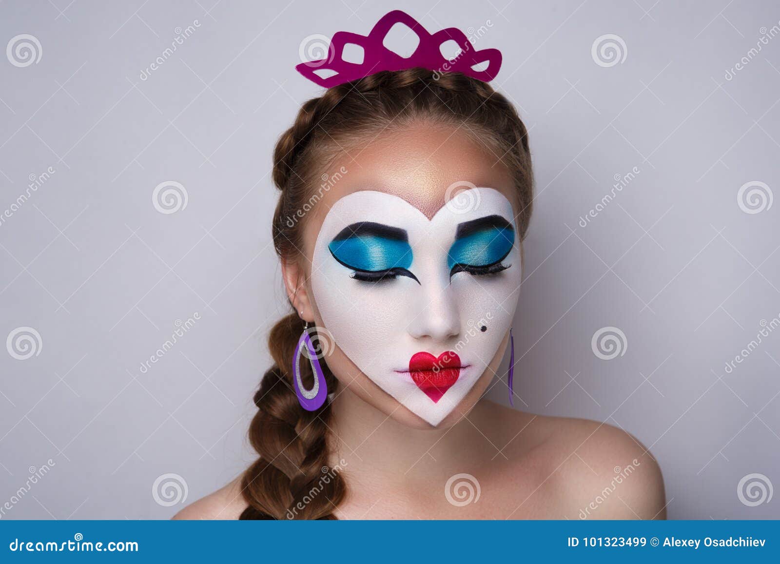 La Reina Del Arte De Los Corazones Compone Imagen de archivo - Imagen de encantador, retrato: 101323499 La Reina Del Arte De Los Corazones Compone Imagen de archivo - Imagen de encantador, retrato: 101323499