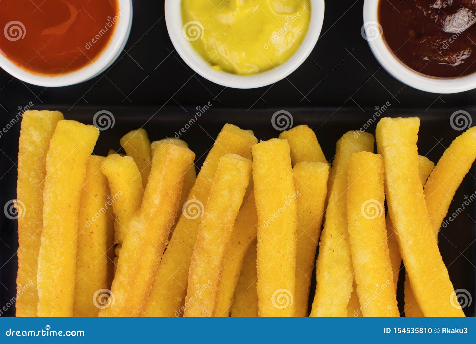 La ricetta brasiliana tradizionale ha fritto la polenta nel fondo nero visto da sopra la fine