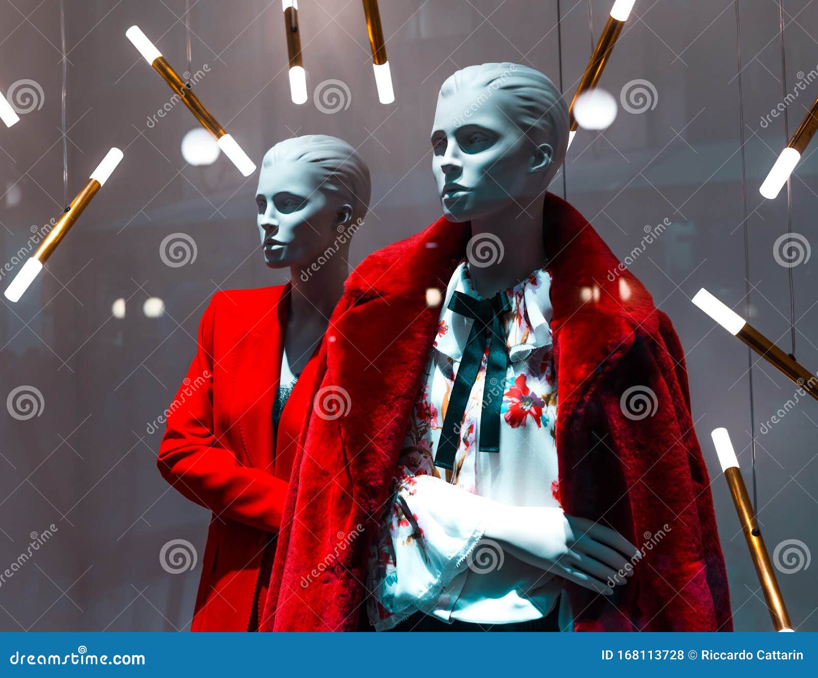 `la rinascente`, milano  christmas window shop dummies