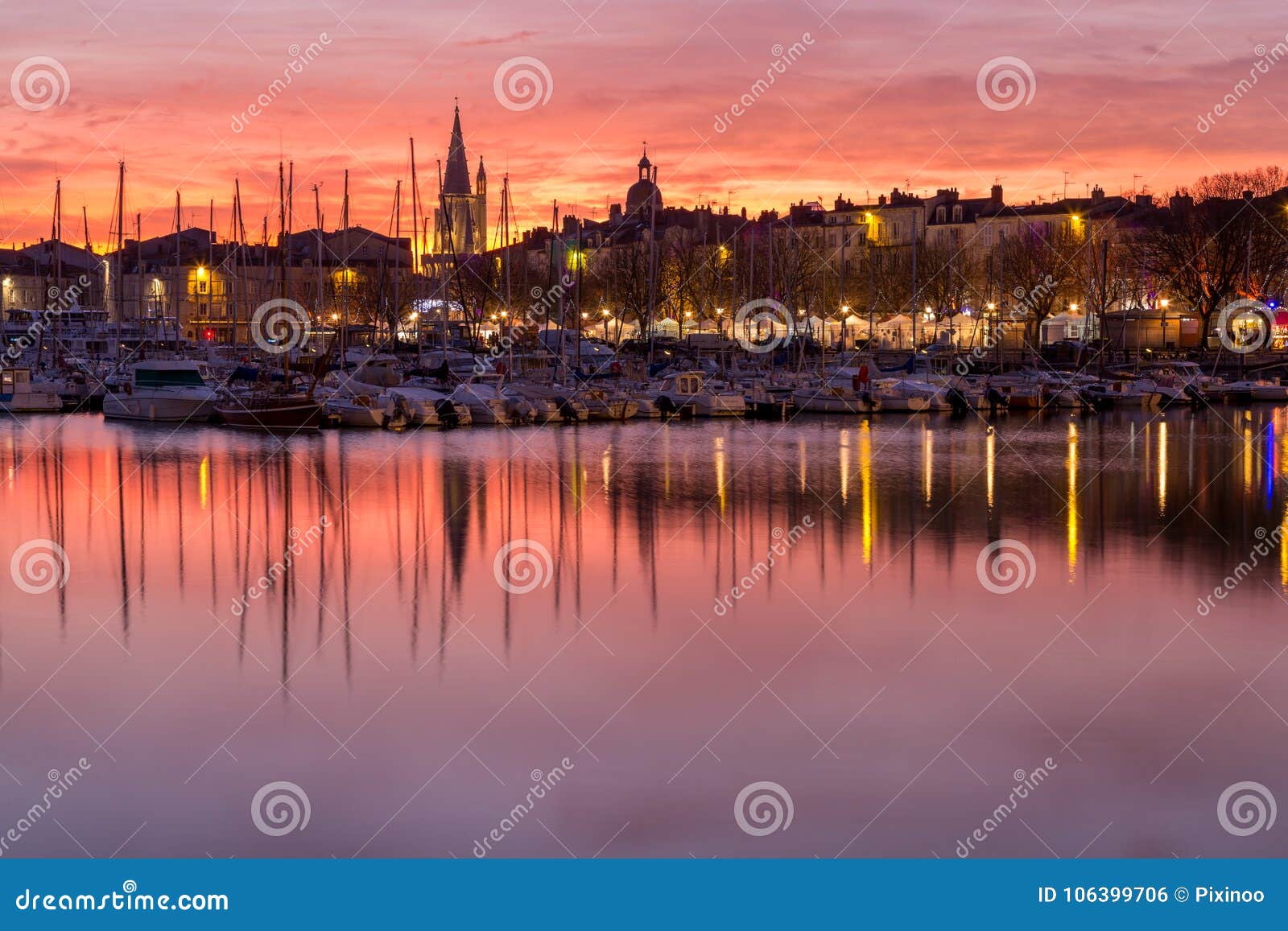 La Rochelle Port Par Nuit Avec Le Beau Coucher Du Soleil