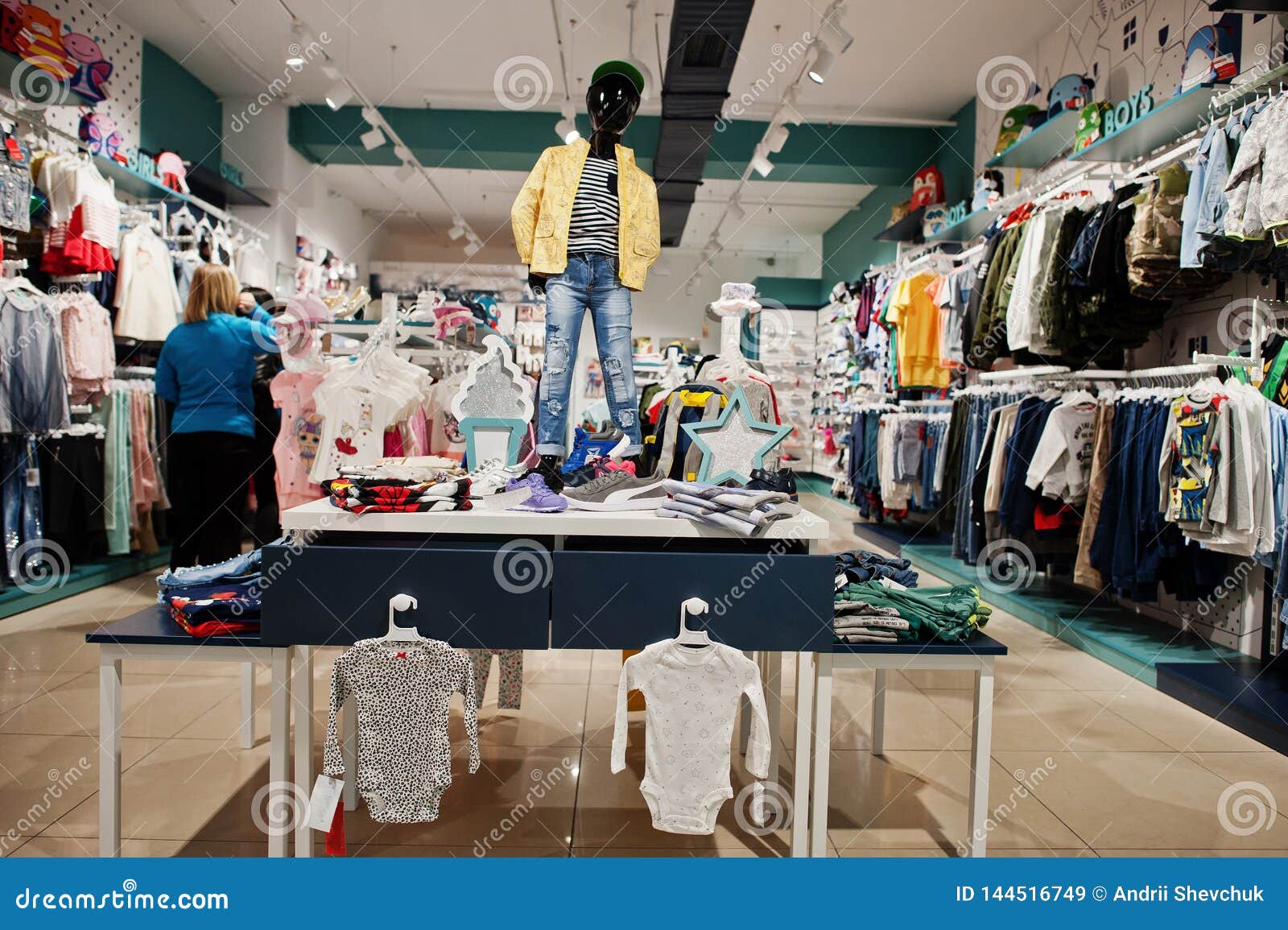 La Ropa Brillante De Los Niños Cuelga En La Exhibición En La Tienda De Ropa  Del Bebé Con El Maniquí Imagen de archivo - Imagen de alineada, grupo:  144516749