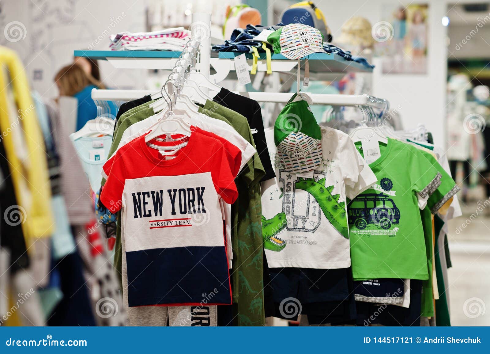 La Ropa Brillante De Los Niños Cuelga En La Exhibición En La Tienda De Ropa  Del Bebé Sección De Los Muchachos Imagen de archivo - Imagen de alameda,  baboso: 144517121