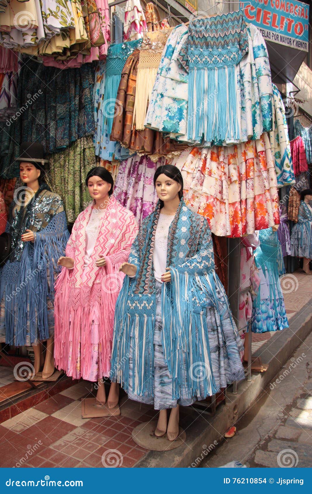 La Ropa Las Mujeres Bolivianas Tradicionales En Una Tienda De La Moda Imagen de archivo editorial - Imagen de azul, modelo: 76210854