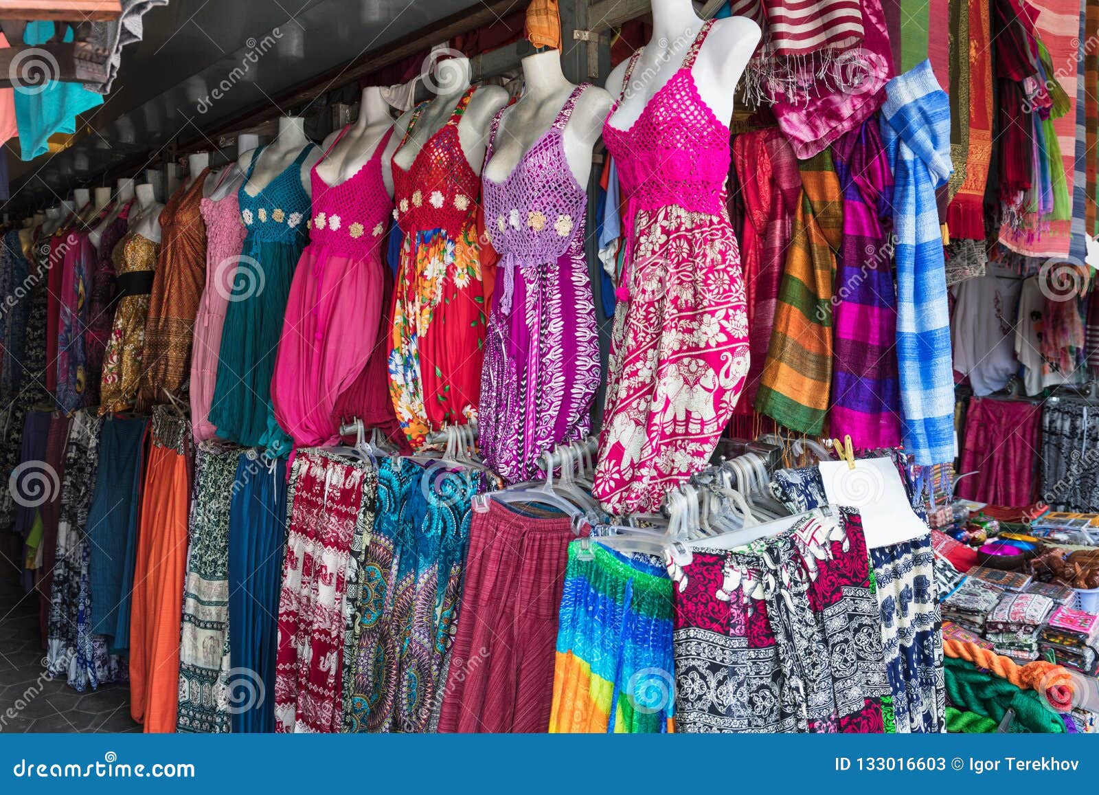 La Ropa De Las Mujeres En Un Mercado Callejero Imagen de archivo - Imagen  de manera, ropa: 133016603