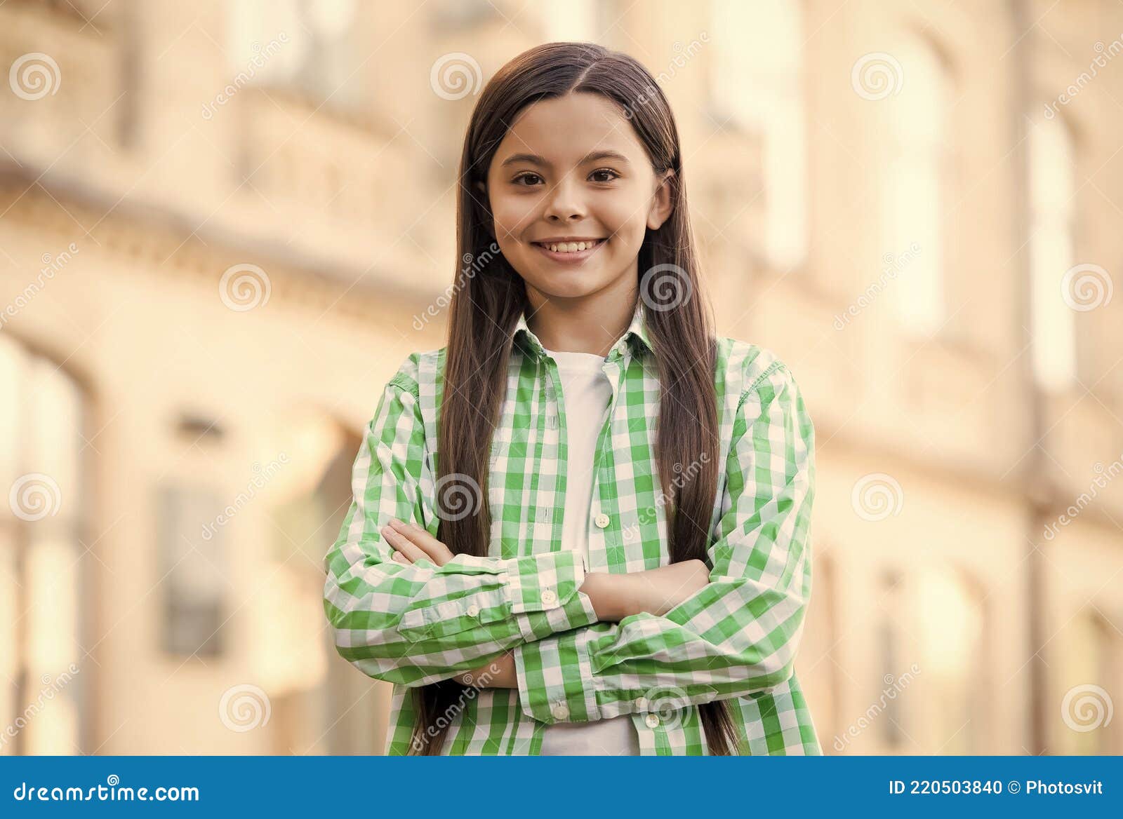 La Ropa Más Cómoda Para Tu Pequeño. Niño Feliz En Estilo Casual. Tendencias  De Moda Para Chicas. Estilo De Moda. Casual Foto de archivo - Imagen de  sonriente, ropa: 220503840