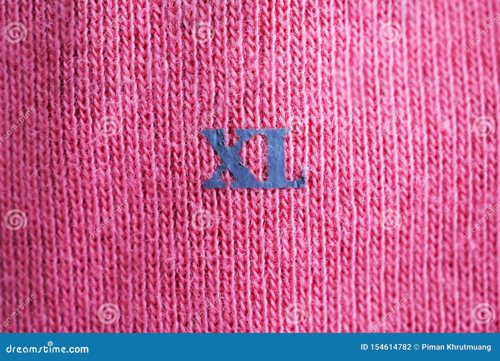 La Ropa Marca La Etiqueta Etiqueta Con Tamaño XL En La Nueva Camisa Foto de archivo - Imagen de adicional, material: