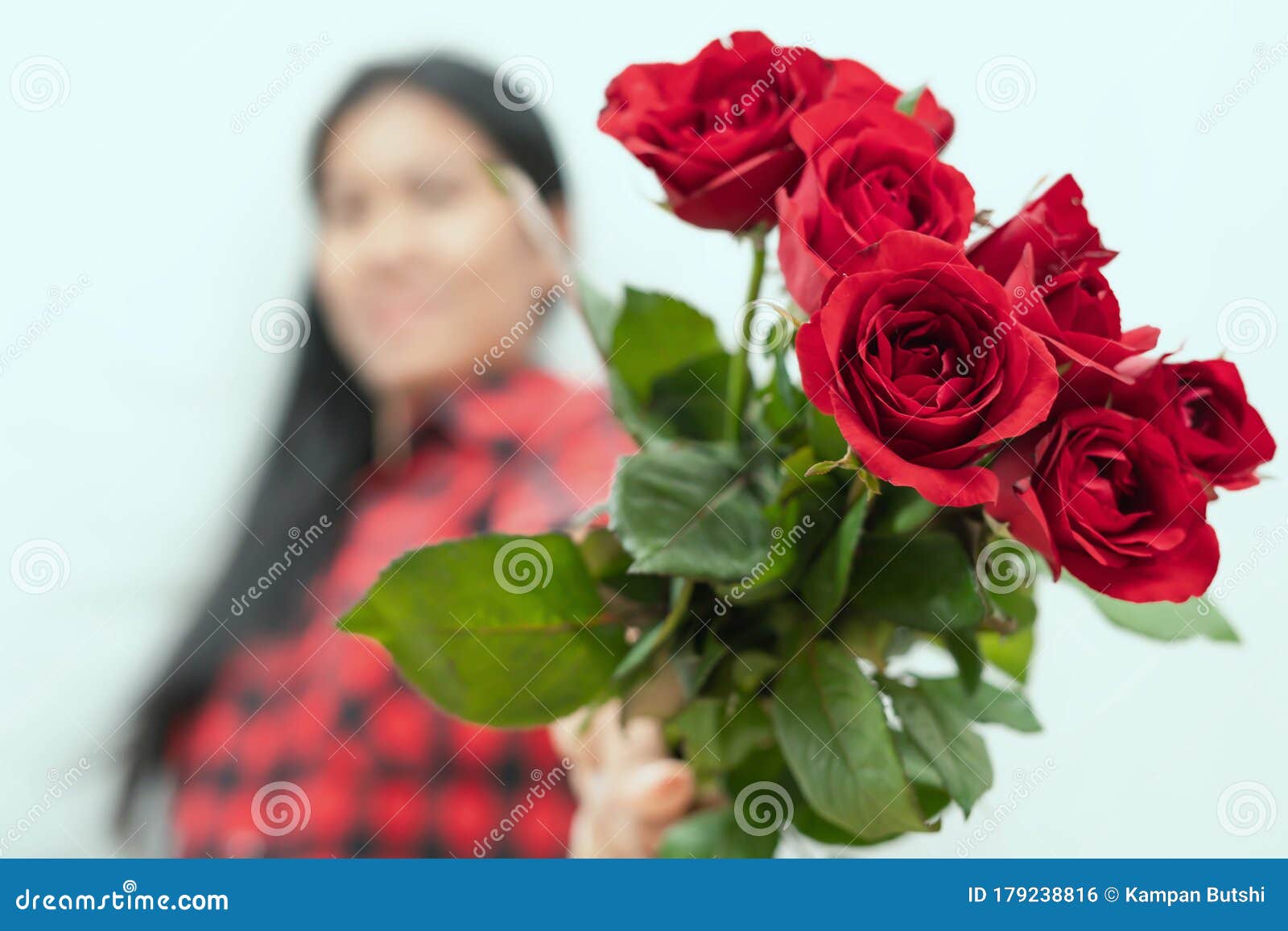 La Rose Rouge Est Un Symbole De L'amour. La Fille a Tenu De Nombreux Roses  Rouges Pour Envoyer Un Cadeau à Son Amant Le Jour De Va Photo stock - Image  du