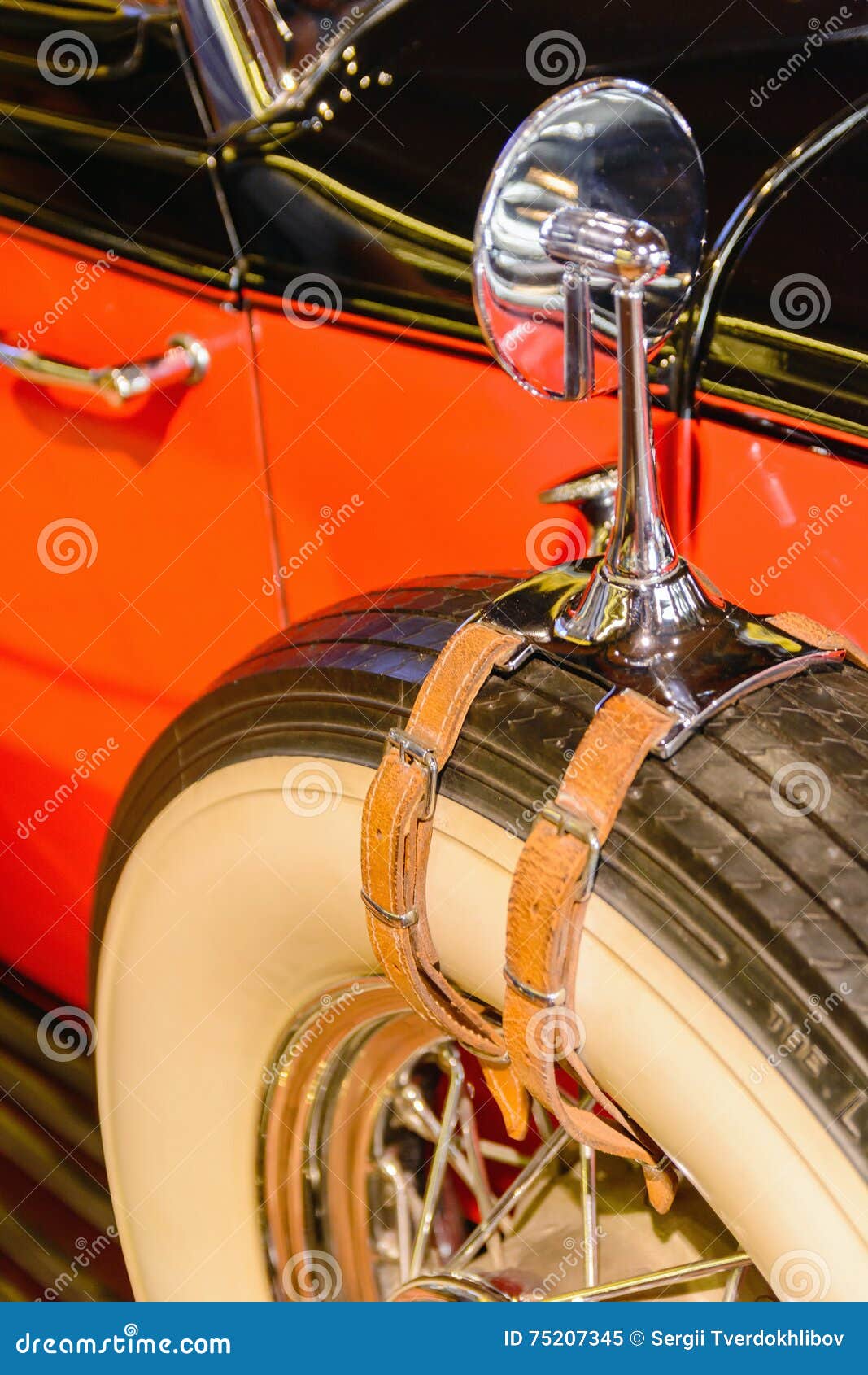 La Roue De Secours De La Vieille Voiture Ancienne Avec Le Miroir De Vue  Arrière Image stock - Image du brillant, caoutchouc: 75207345