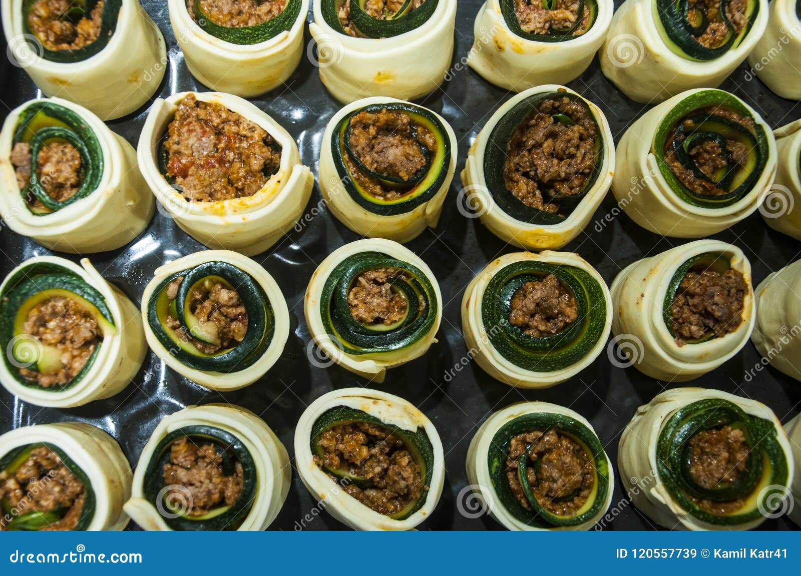 La Roulade Faite En Courgette Aubergine Porc A Fait Cuire Au Four En Gateau Sale Image Stock Image Du Restaurant Part La Roulade Faite En Courgette Aubergine Porc A Fait Cuire Au Four En Gateau Sale Image Stock Image Du Restaurant Part