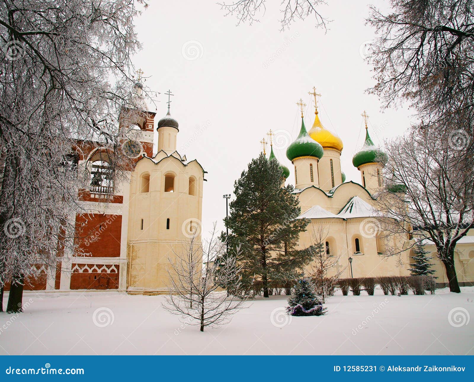 La Russie orthodoxe. Monastère de Spaso-Evfimiev. Suzdal - une de villes de la boucle d'or de la Russie en hiver. Cathédrale de beffroi et de Spaso-Preobrazhenskiy d'un monastère de Spaso-Evfimiev.