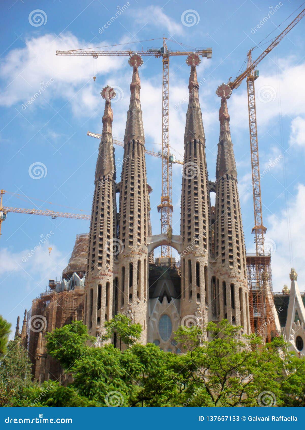La Sagrada Familia, Iglesia Inacabada En El Centro De Ciudad De Barcelona Foto de archivo editorial - Imagen de barcelona, turismo: 137657133 La Sagrada Familia, Iglesia Inacabada En El Centro De Ciudad De Barcelona Foto de archivo editorial - Imagen de barcelona, turismo: 137657133