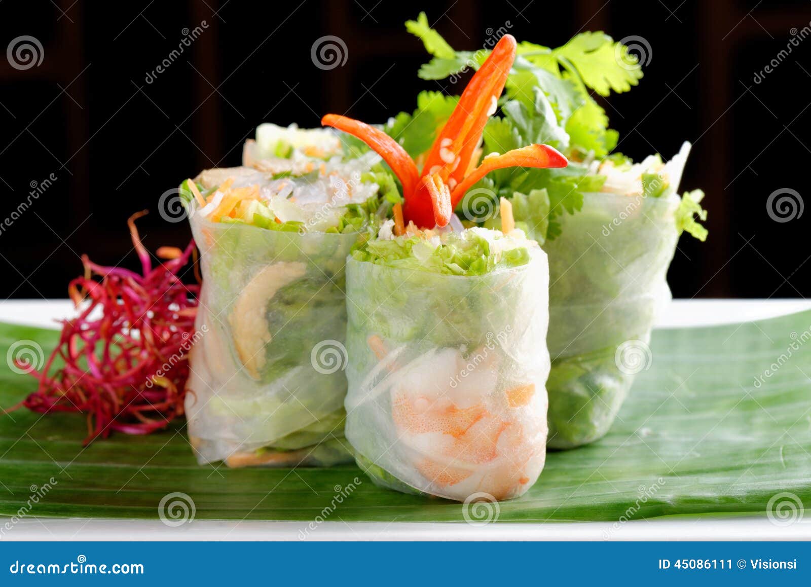 La salade vietnamienne roule avec des crevettes. La salade vietnamienne roule avec les crevettes, le poulet, les herbes, la papaye verte et la mangue aigre