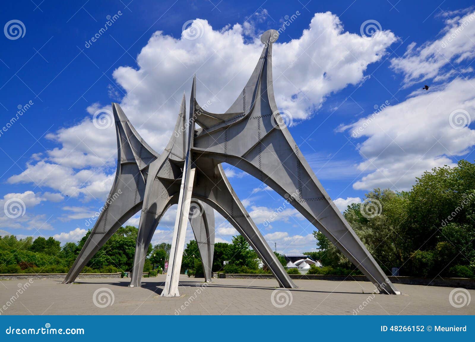 La Sculpture En Alexander Calder Photographie éditorial Image du bleu