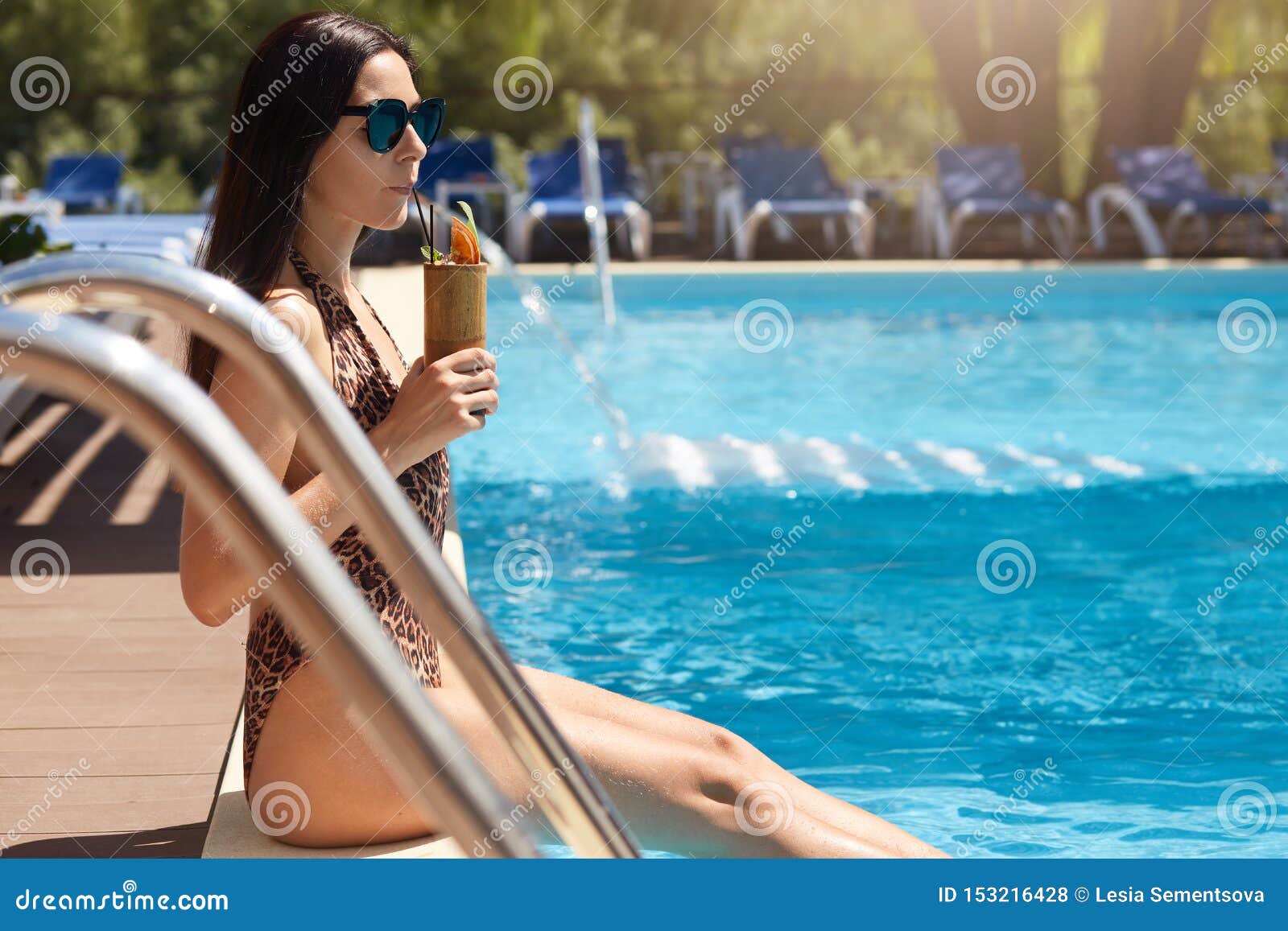 Mujer Con Traje De Baño Y Gafas De Natación Sentada En La Piscina
