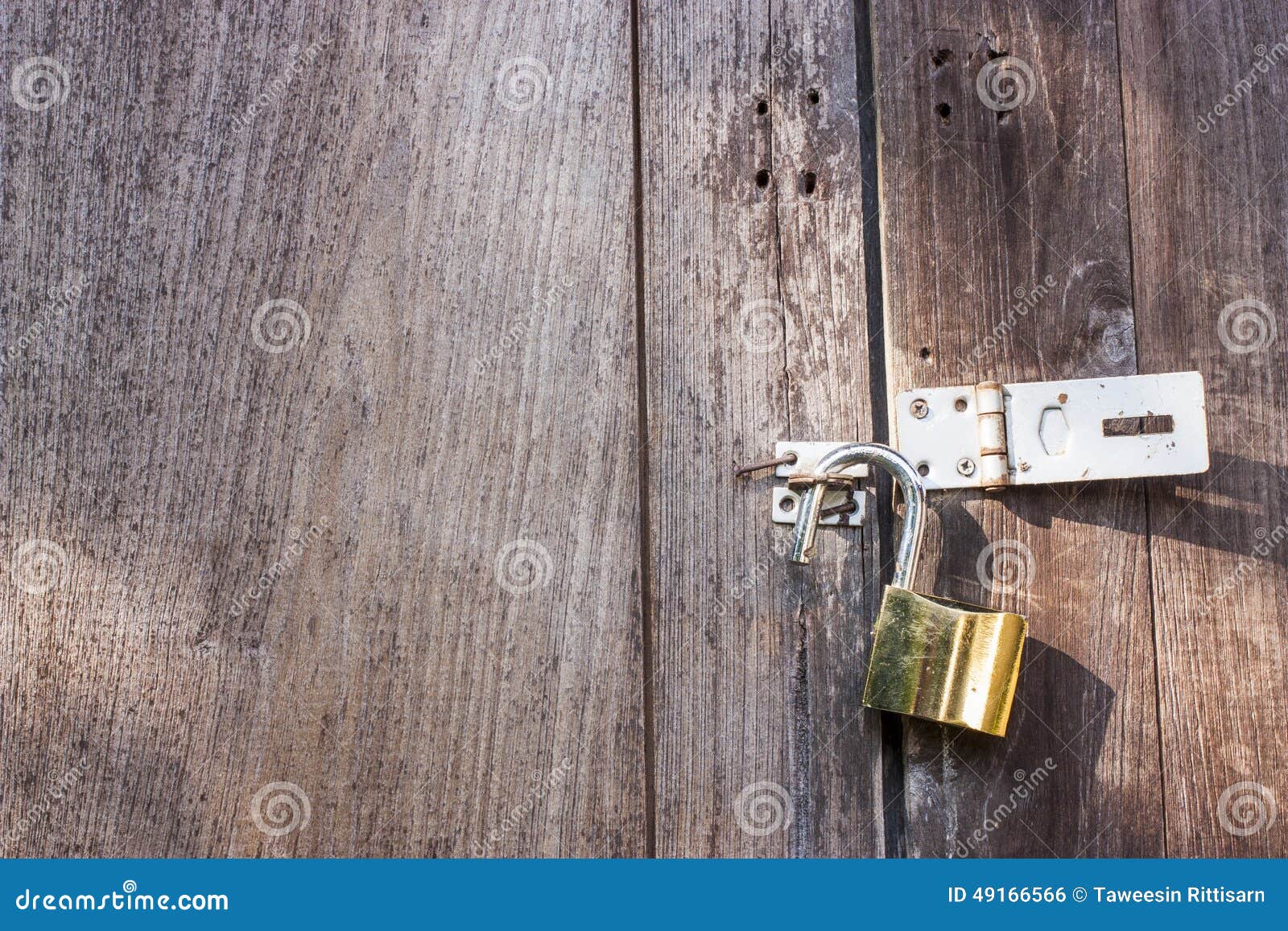 Cadenas Avec Un Verrou De Fer Sur Une Porte En Bois, Détail Banque D'Images  et Photos Libres De Droits. Image 59153449