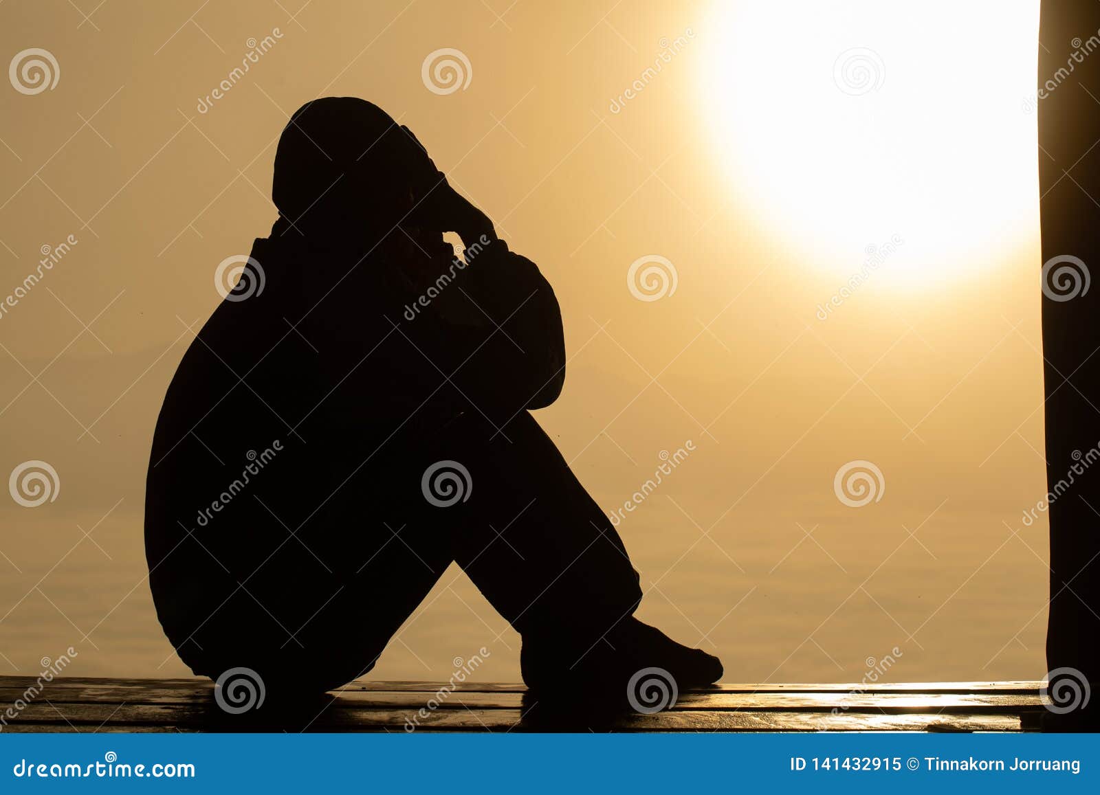 Foto de Silhueta De Perfil Masculino Triste Ou Solidão Jovem Em Fundo Negro  Pessoa Irreconhecível Olhando Para Baixo Imagem Com Espaço De Cópia e mais  fotos de stock de Depressão - Tristeza - iStock