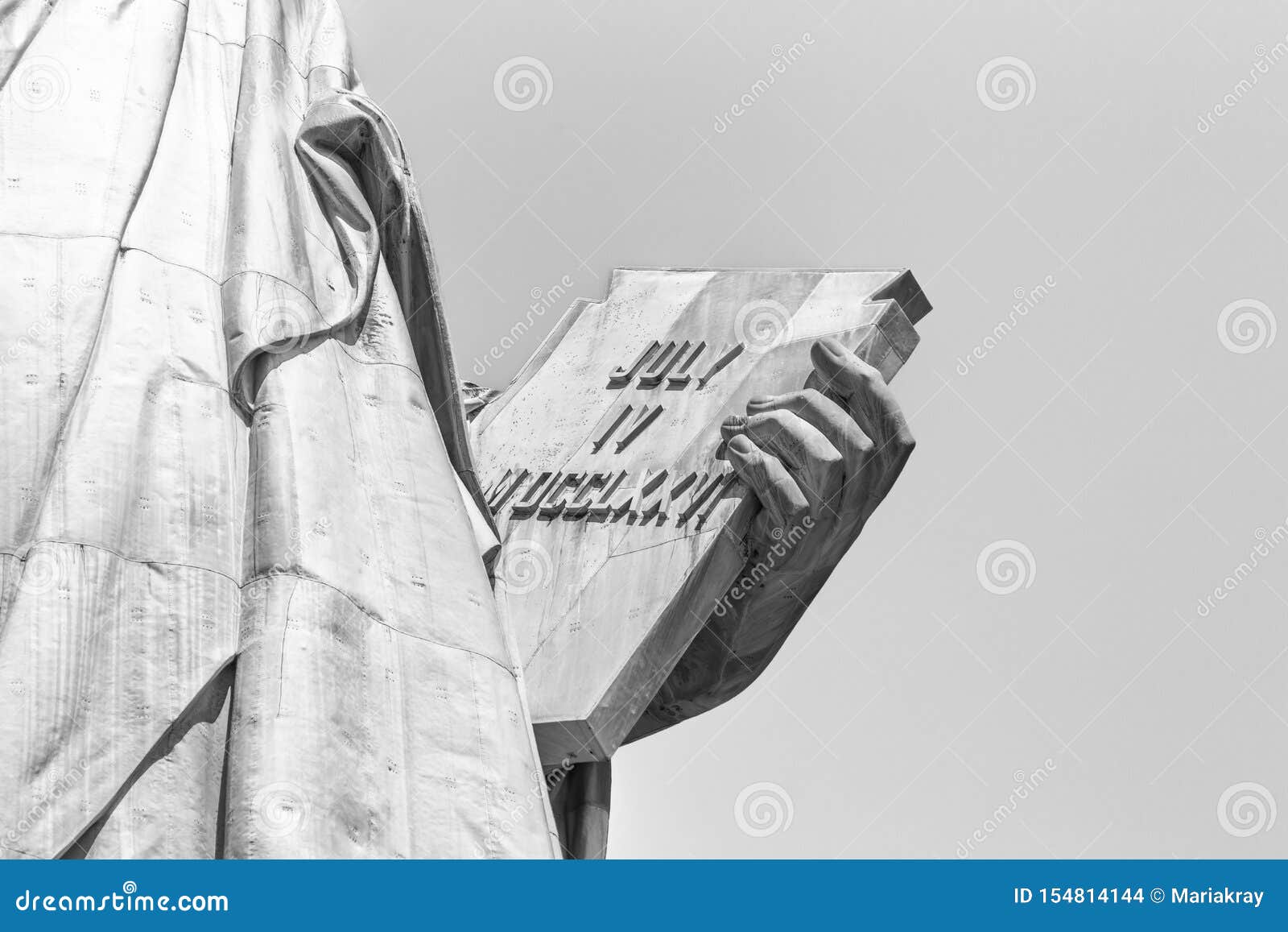 La statua della libertà, mano sinistra porta il ansata di tabula iscritta nei numeri romani con il IV LUGLIO MDCCLXXVI. Statua della libertà con il ansata di trasporto di tabula della mano sinistra iscritta nei numeri romani con il IV LUGLIO MDCCLXXVI