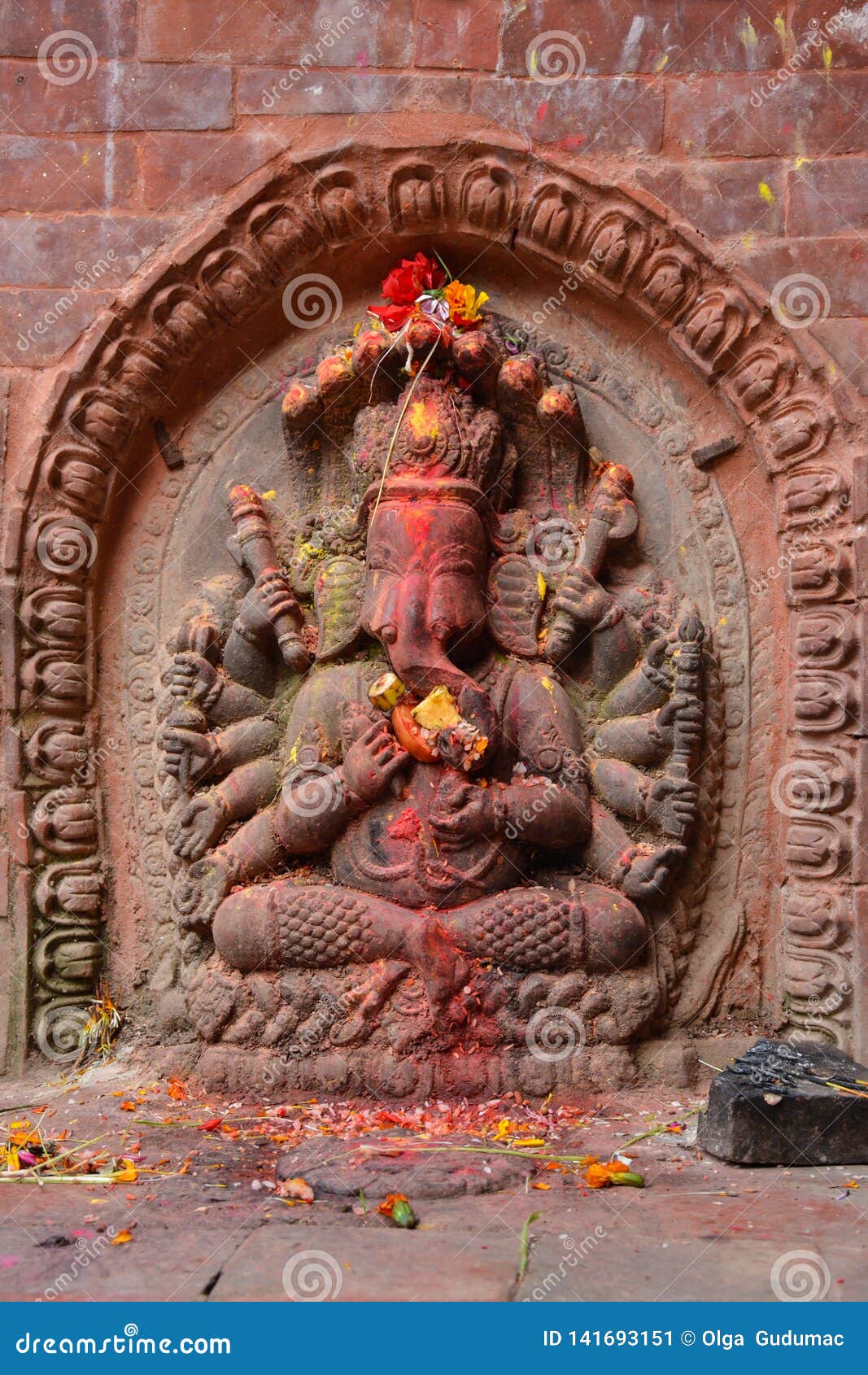 La statue de Lord Ganesha a décoré des fleurs et des fruits à Katmandou, Népal