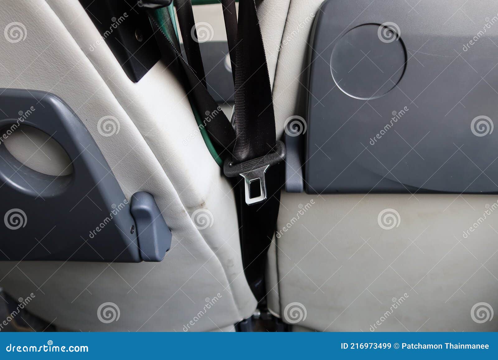 La Surface Du Siège Auto La Vue Arrière a Un Porte-gobelet En Plastique à  L'intérieur Du Bus. Image stock - Image du véhicule, plastique: 216973499