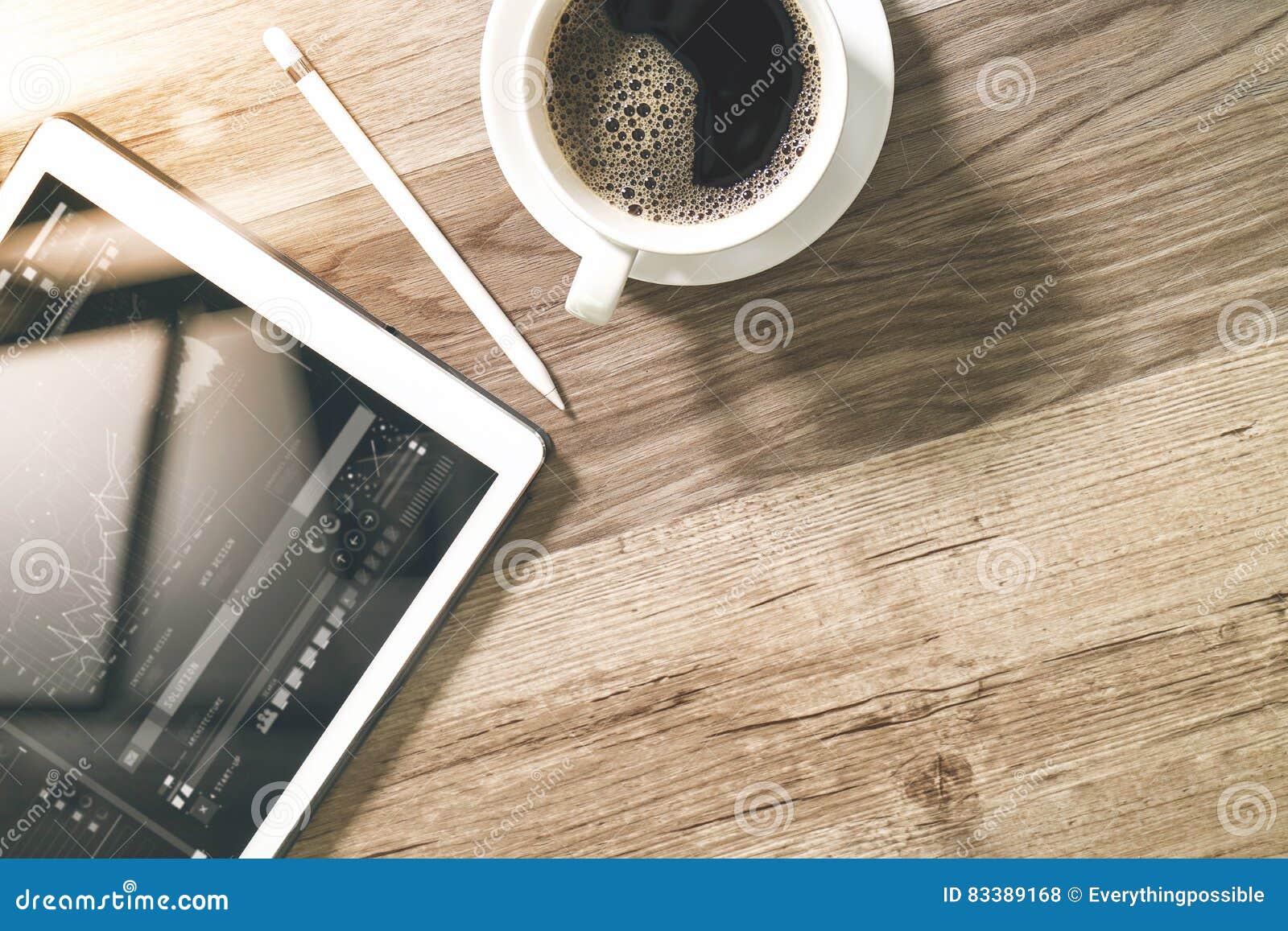 La taza de café y la tabla de Digitaces atracan el teclado elegante, lentes, styl. La taza de café y la tabla de Digitaces atracan el teclado elegante, lentes, pluma de la aguja en la tabla de madera, efecto del filtro, pantalla de los iconos