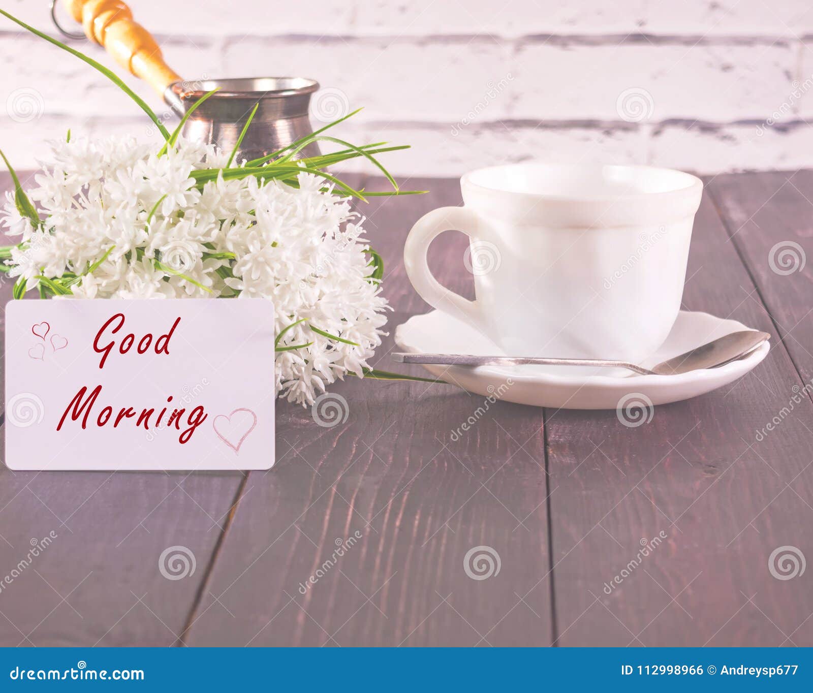 La Tazza Di Caffe Sulla Tavola E Su Un Mazzo Bianco Dei Fiori E Con Una Carta L Iscrizione E Un Buongiorno Fotografia Stock Immagine Di Copia Alimento