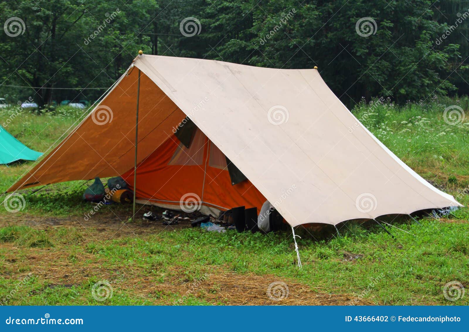La Tenda Di Campeggio In Un Esploratore Si Accampa Sul Prato Inglese Fotografia Stock Immagine Di Guida