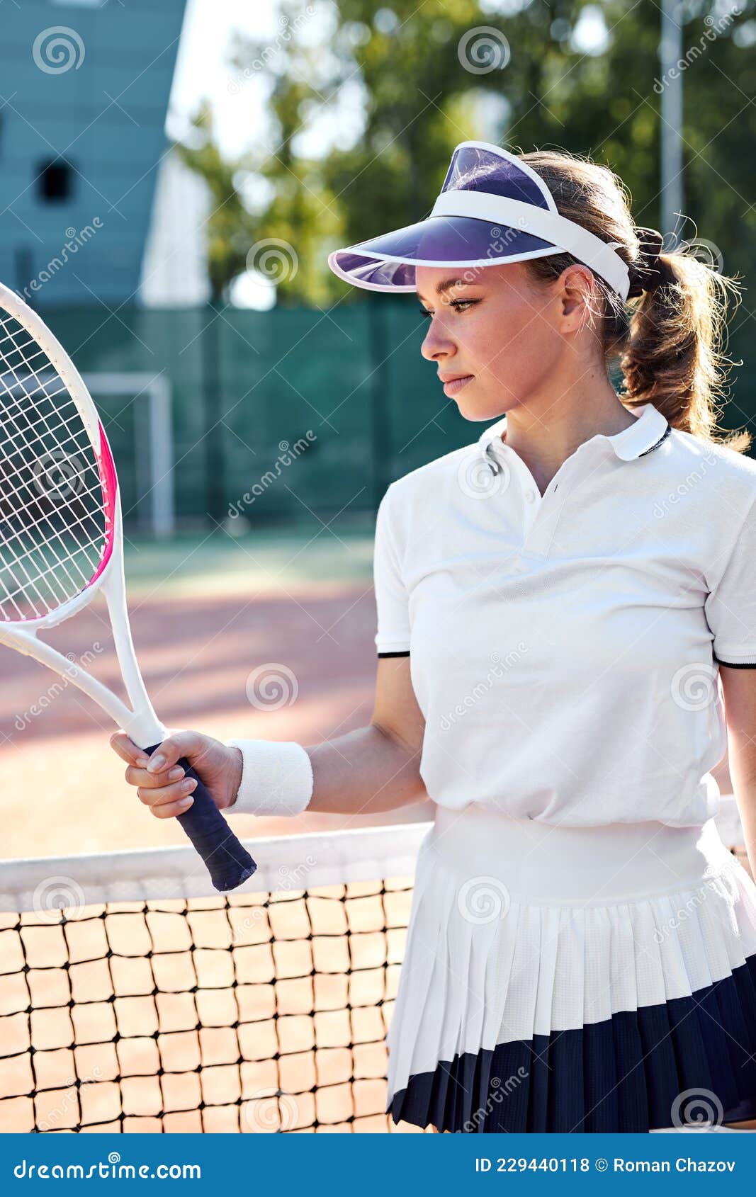 La Tenista Femenina Con Uniforme Se Está Relajando La Pista Dura Foto - Imagen de aplastar, casquillo: 229440118