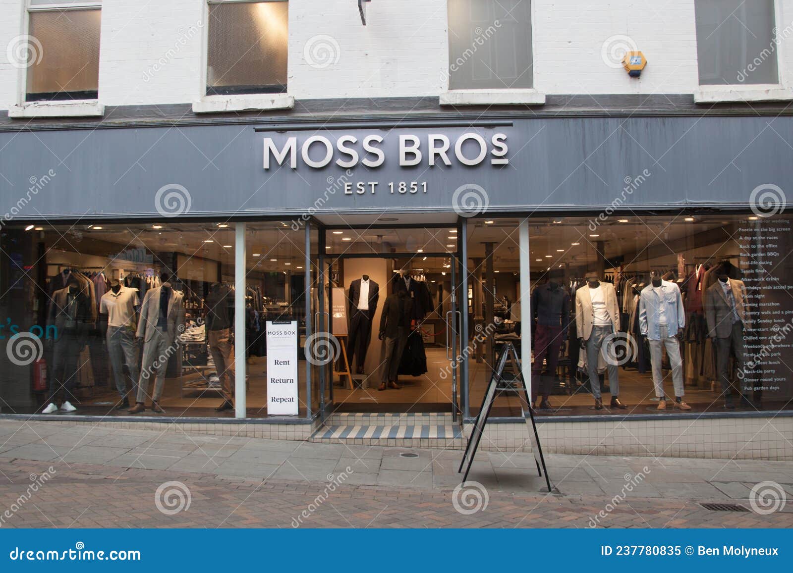 La Tienda De Moss Bros En En El Reino Unido Imagen editorial - Imagen de musgo, reino: