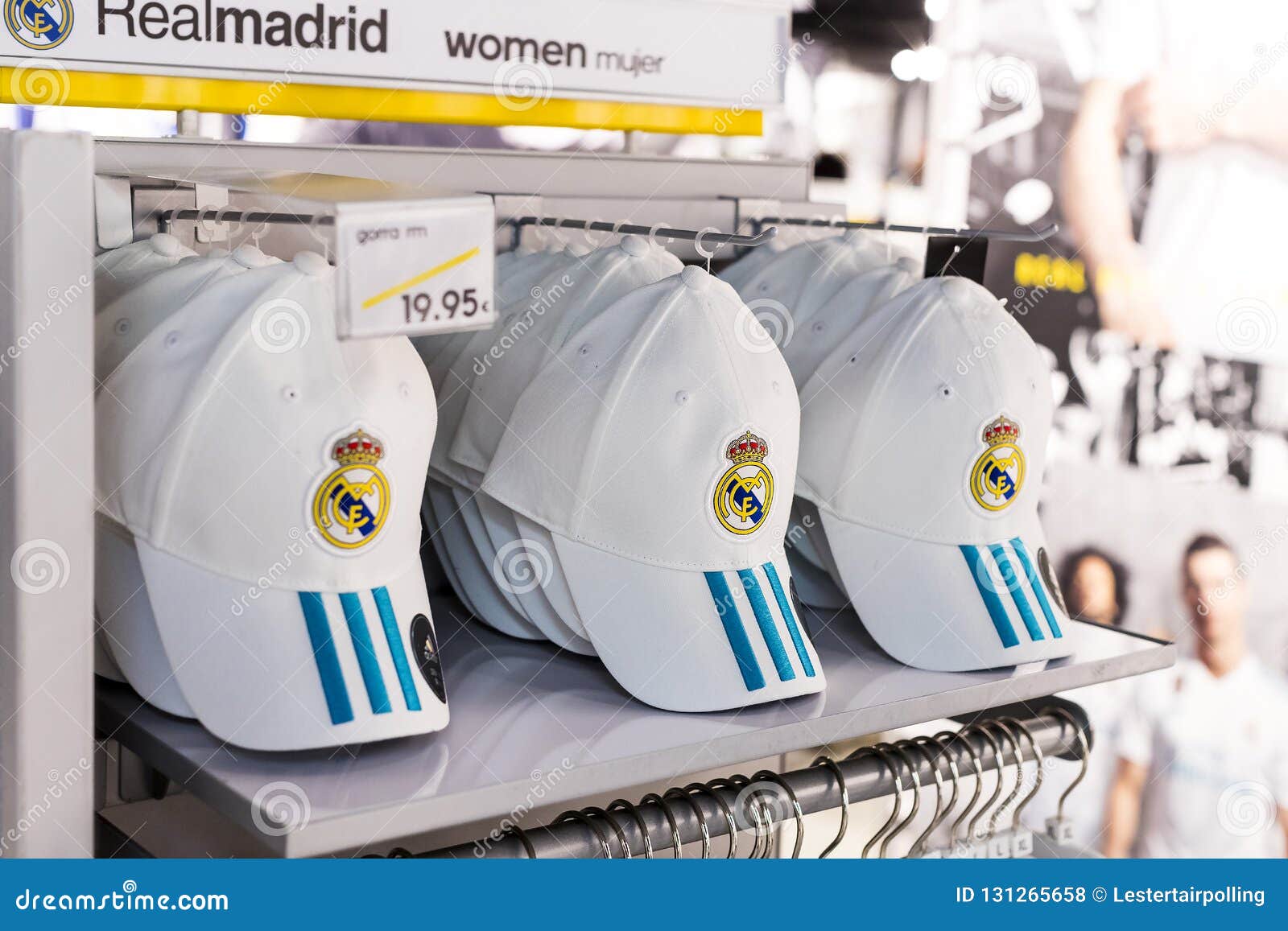 La Tienda De Ropa Oficial Y Se Divierte Las Cualidades Para El Club Del Fútbol Del Real Madrid De Las Fans Foto de archivo editorial - Imagen de comercio, regalo: 131265658