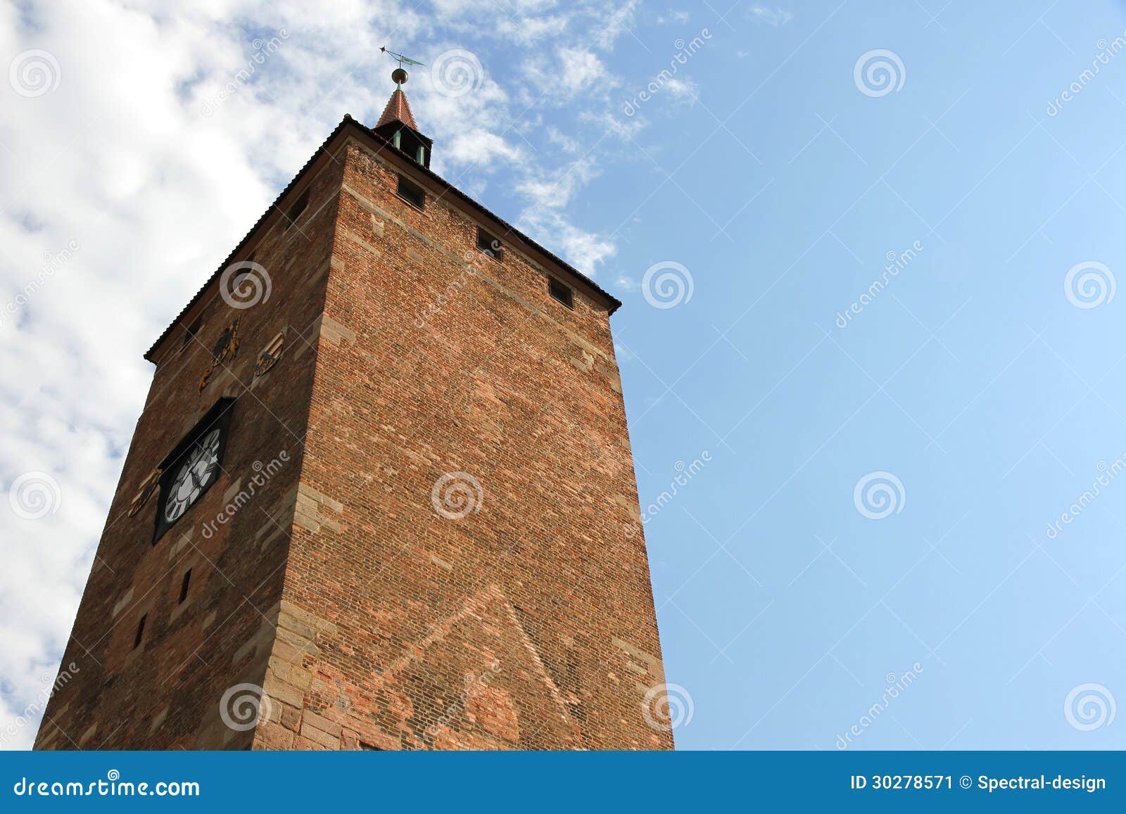 La torre blanca en Nuremberg, Baviera, Alemania.