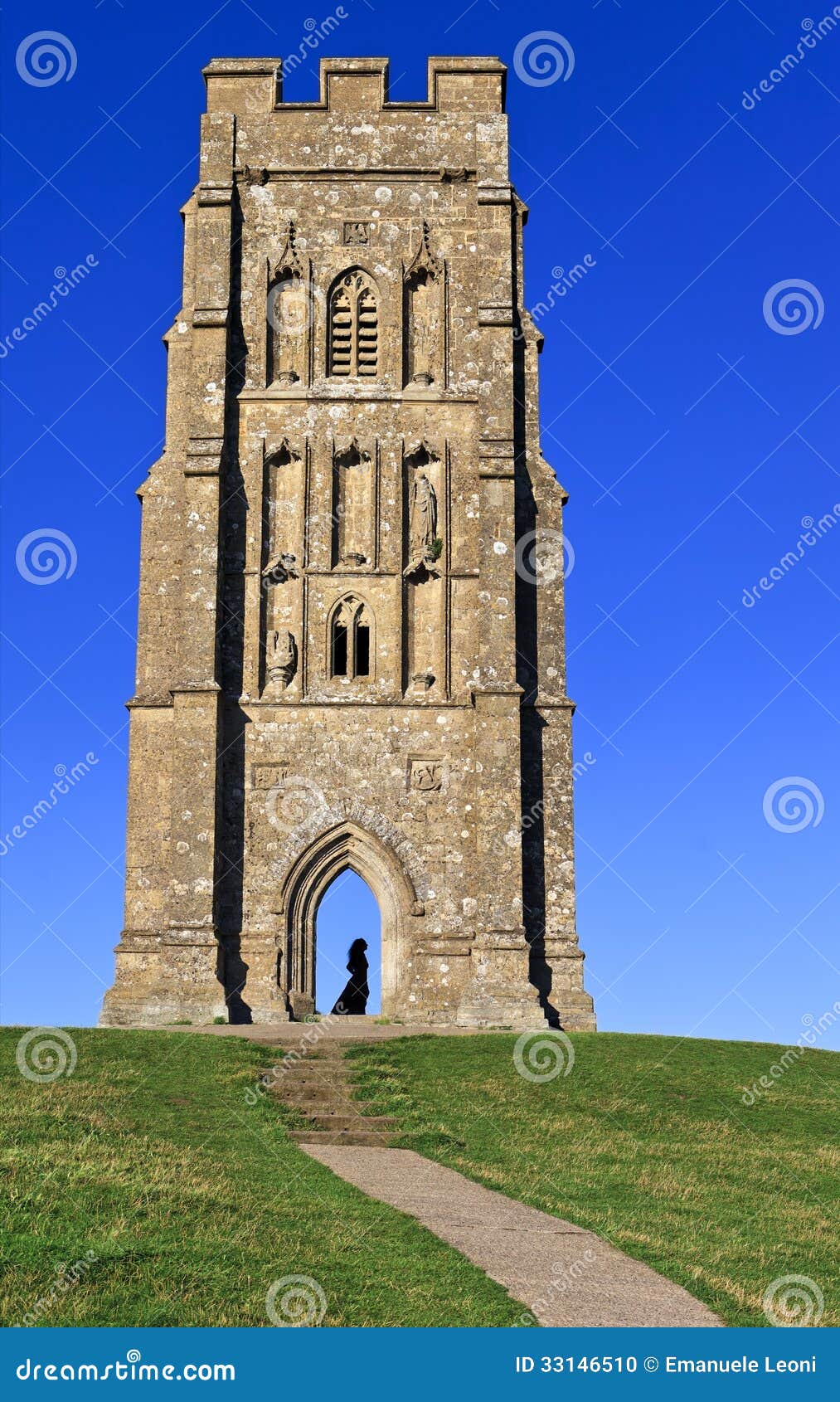 La torre di St Michael con la siluetta medievale di signora al tor di Glastonbury, Somerset, Inghilterra, Regno Unito (Regno Unito)