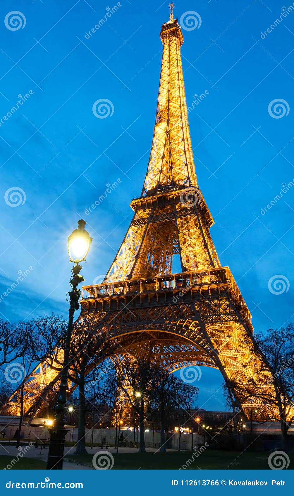 La Torre Eiffel Alla Notte A Parigi La Torre Eiffel Illuminata E Il Posto Di Viaggio Piu Popolare E L Icona Culturale Globale Fotografia Editoriale Immagine Di Europa Monumento
