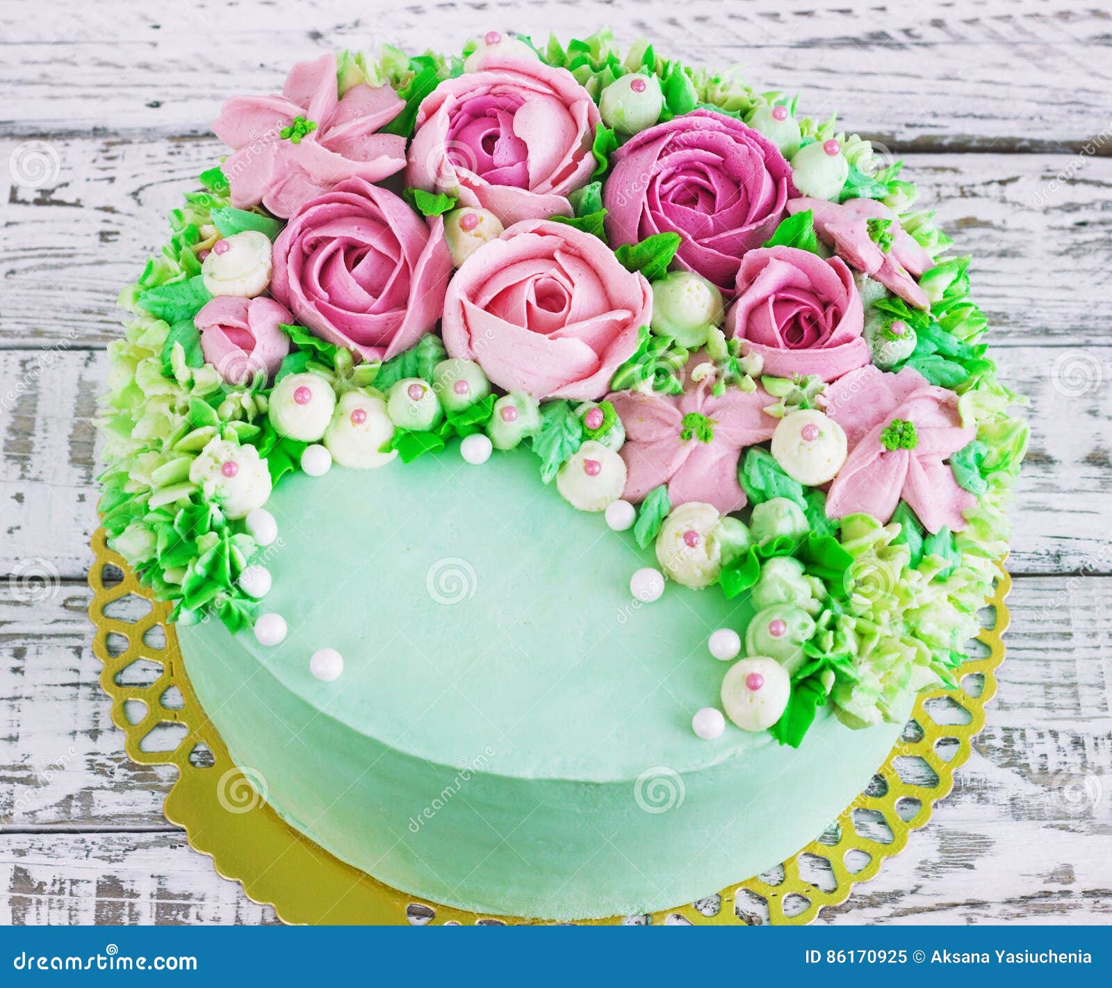 la-torta-di-compleanno-con-i-fiori-%C3%A8-aumentato-su-fondo-bianco-86170925.jpg