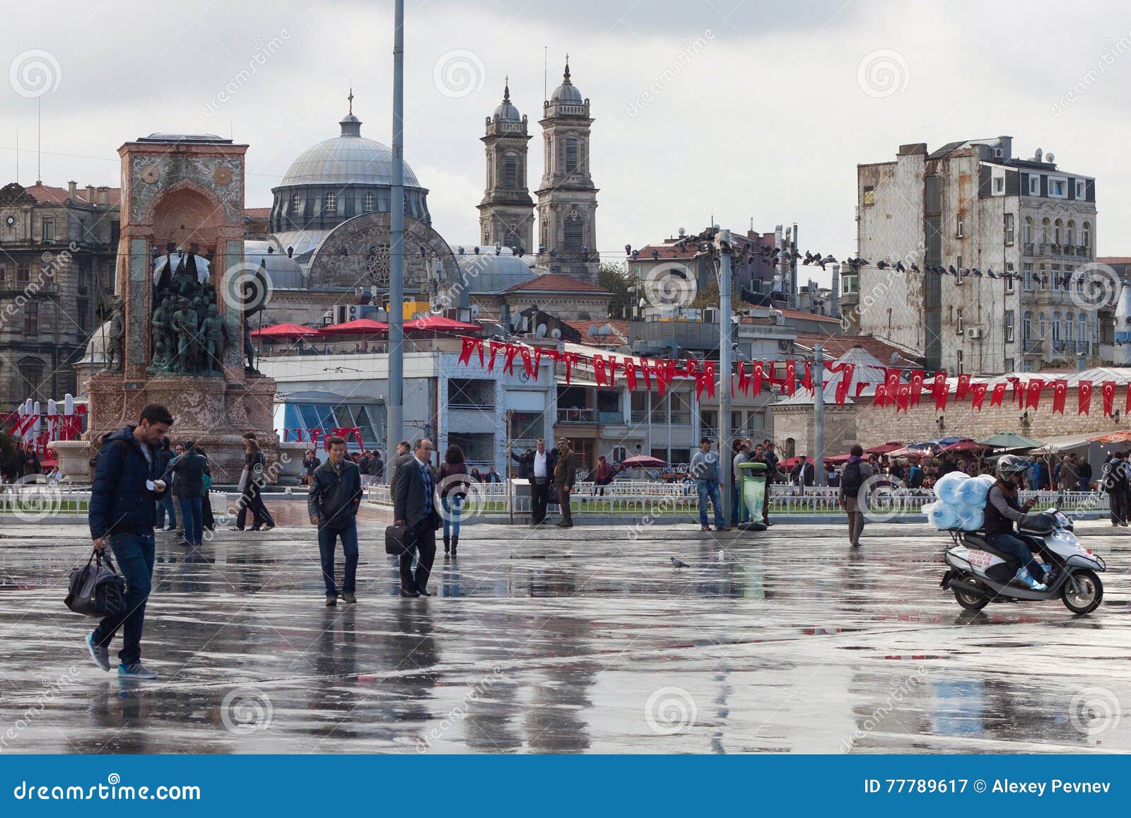Погода в стамбуле в июле. Стамбул в ноябре. Стамбул улицы ноябрь. Стамбул Турция в ноябре. Площадь Таксим в Стамбуле.