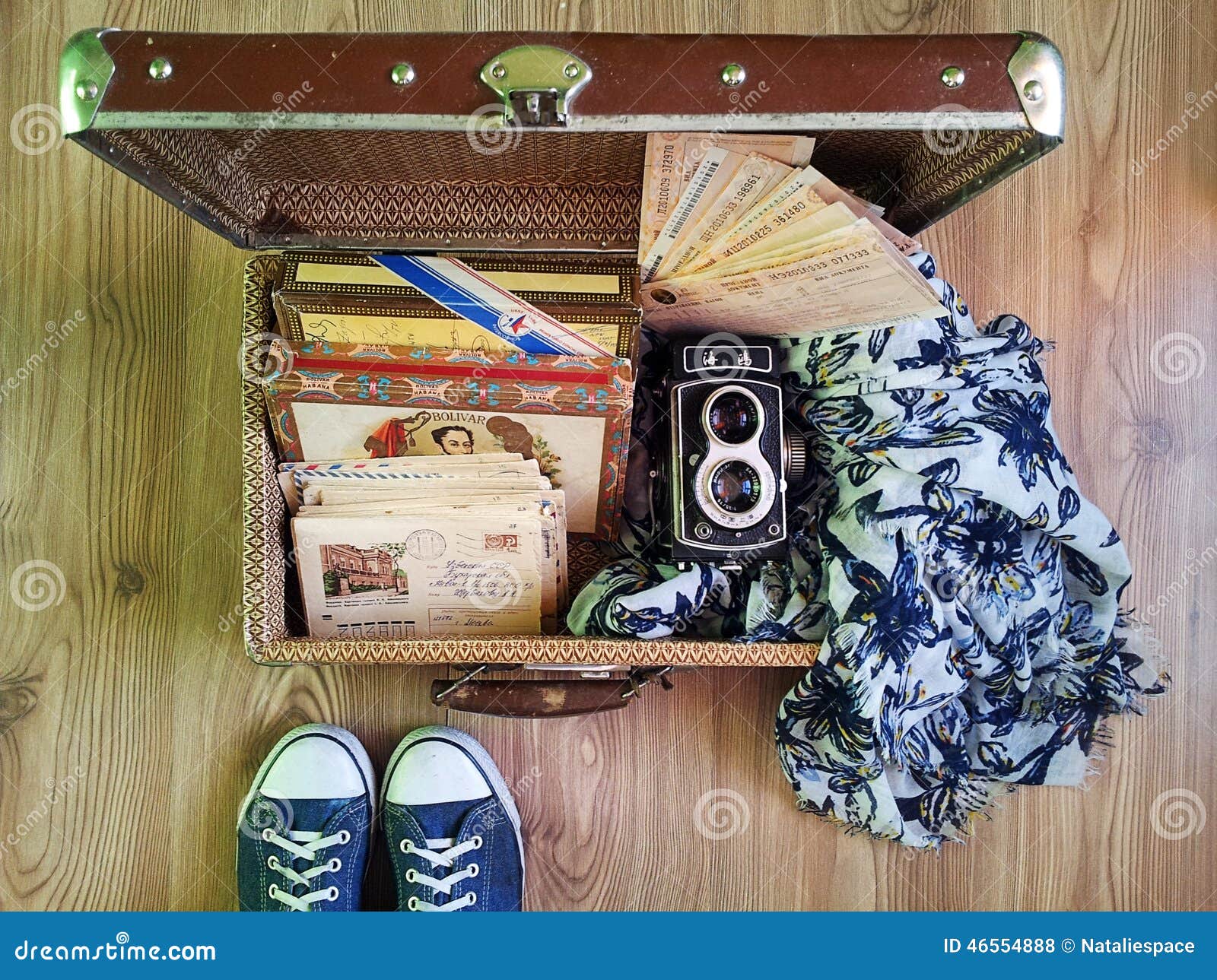 La Valise De Souvenirs De Voyage Photo stock éditorial Image du