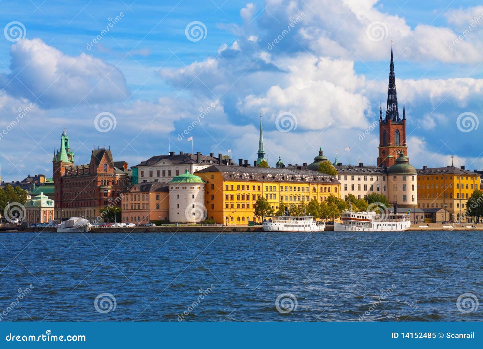 La vecchia città a Stoccolma, Svezia. Panorama scenico di estate di vecchia città (Gamla Stan) a Stoccolma, Svezia