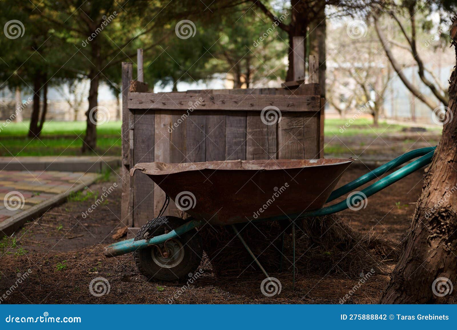 Carretilla Con La Basura Del Jardín Foto de archivo - Imagen de