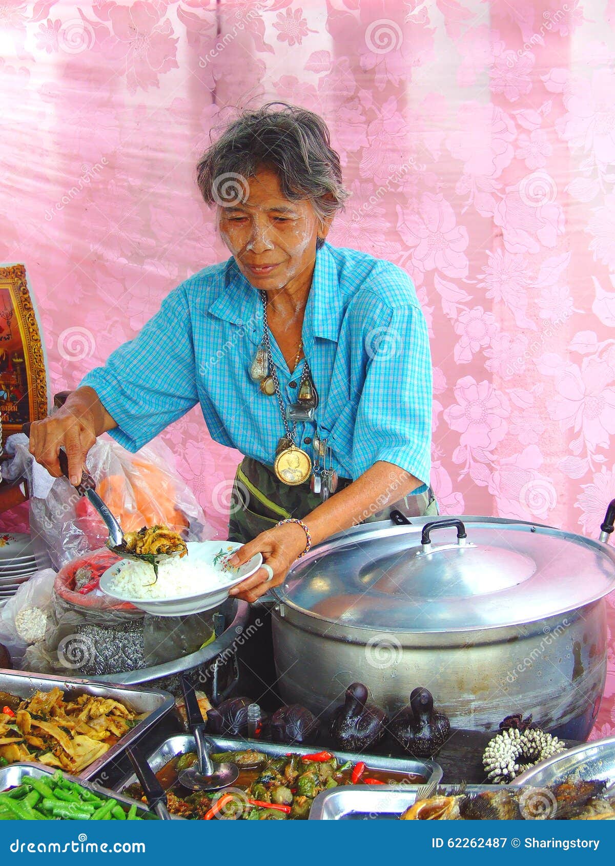 Старые тайки. Старая тайка. Тайская пожилая женщина. Старые Тайцы. Тайская женщина с рынка.