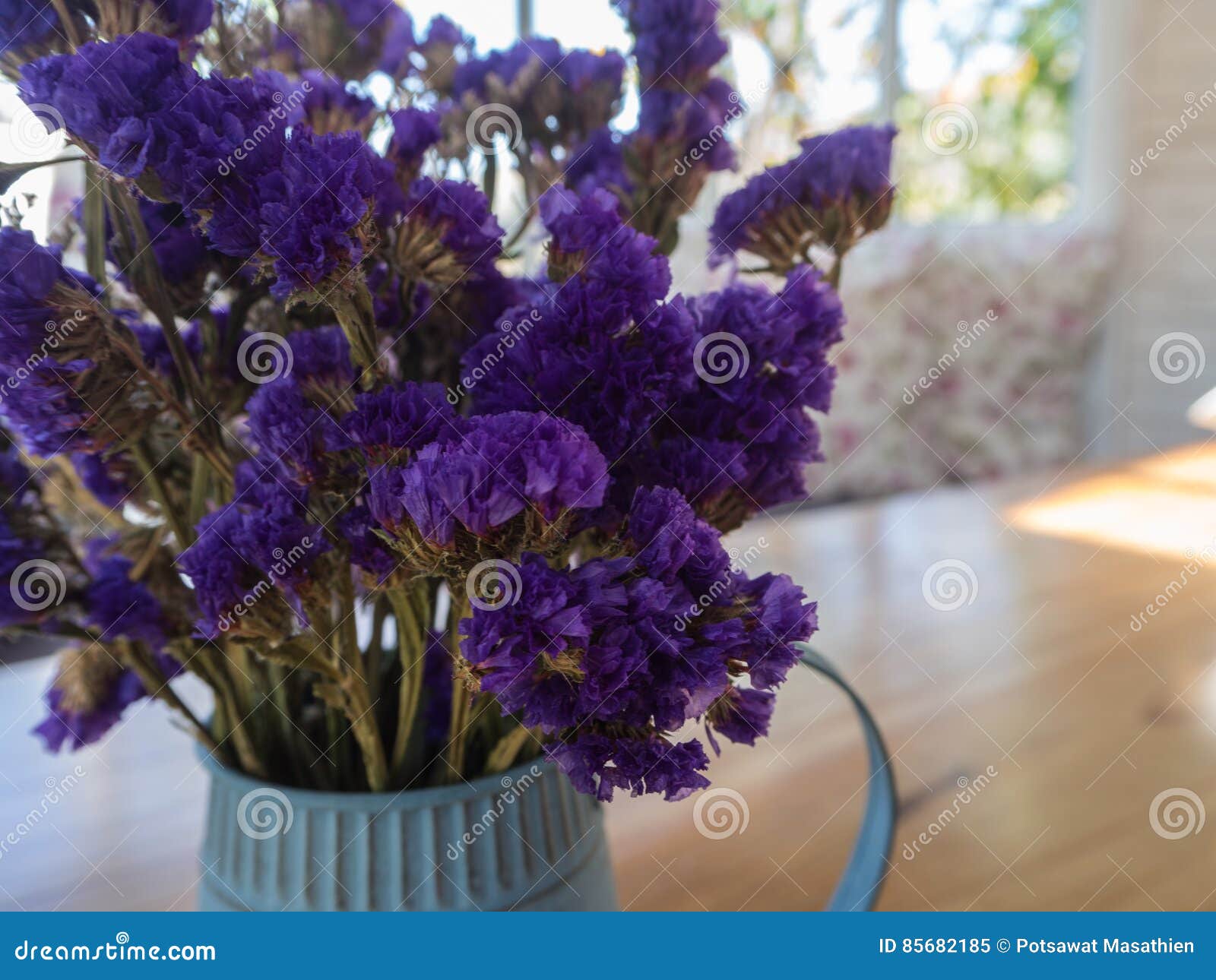 La Violette a Séché Des Fleurs Dans La Boîte D'arrosage Bleue De Bidon Sur  La Table En Bois Image stock - Image du concept, beauté: 85682185