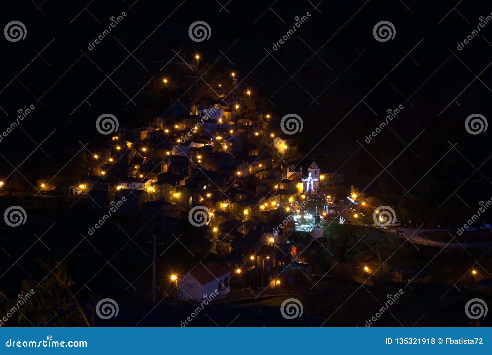 La vista nocturna, Piodao es un pueblo tradicional en las montañas, pueblo remoto de la pizarra en Portugal central