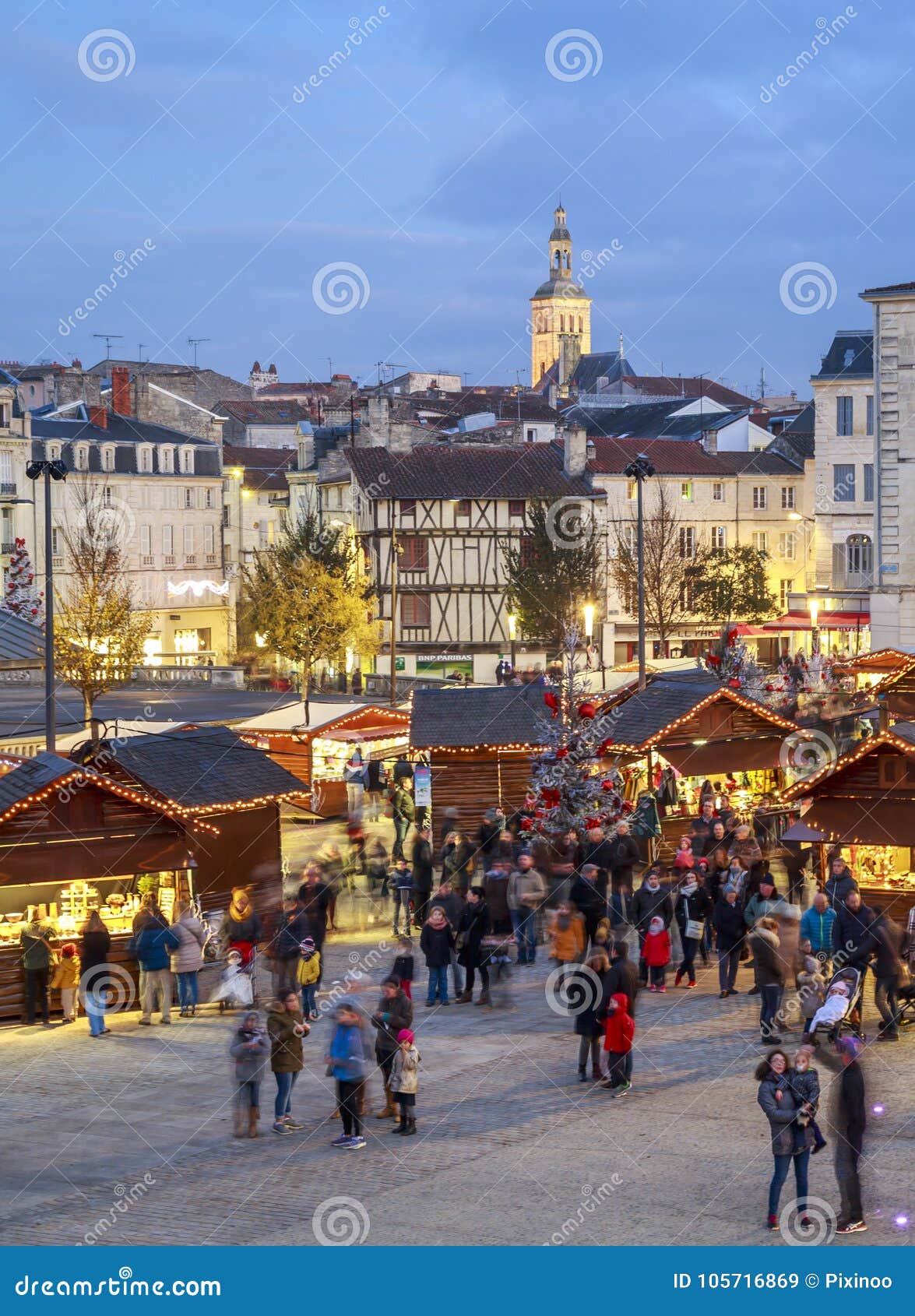 La vista panoramica del mercato di natale alla notte durante i venditori festivi di periodo vende dal tempora. Niort, Francia - 3 dicembre 2017: La vista panoramica del mercato di natale alla notte durante i venditori festivi di periodo vende dai chalet di legno temporanei nel centro urbano della città di Niort