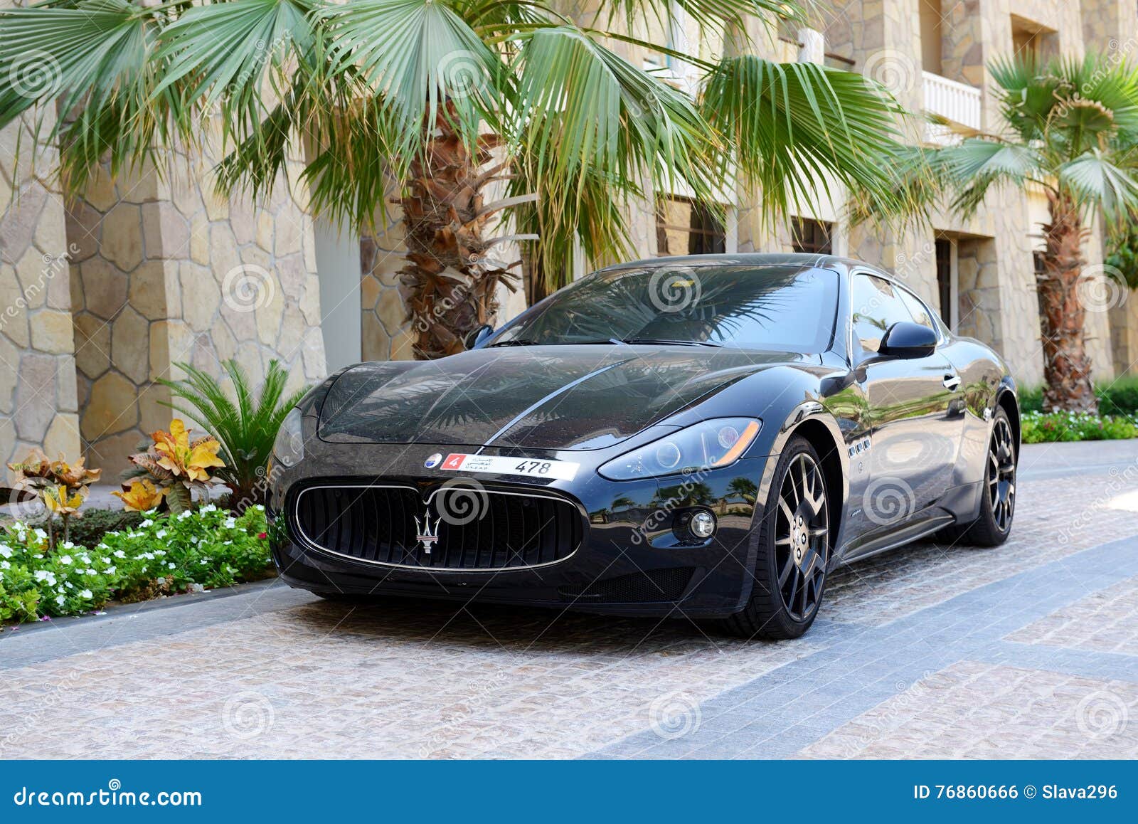 La Voiture De Luxe De Maserati Granturismo Est Pres D Hotel Luxueux Photo Editorial Image Du Stationnement Limousine