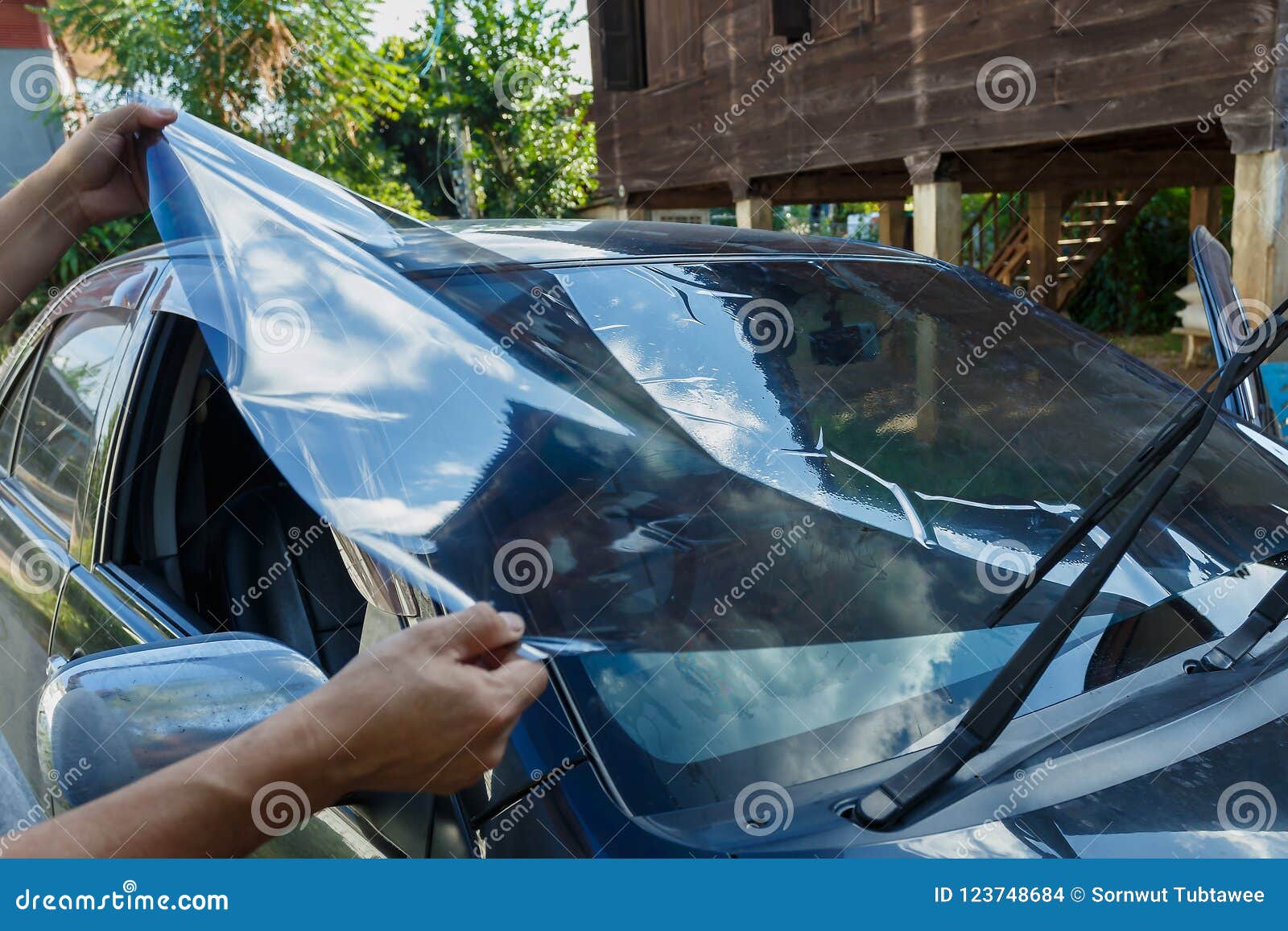 La Voiture Filme Installer La Teinte WInstalling De Fenêtre De