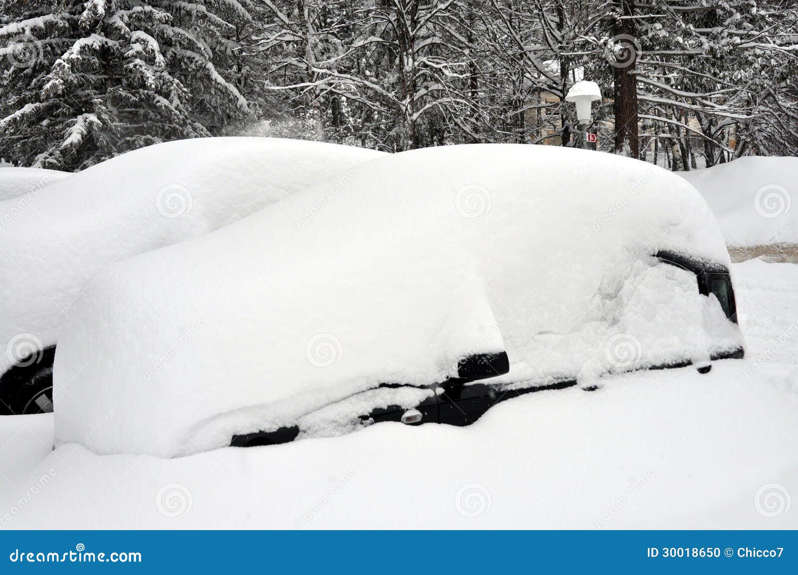 Voiture Sous La Neige. Neige Lourde. Image stock - Image du neige, lourd:  264012209