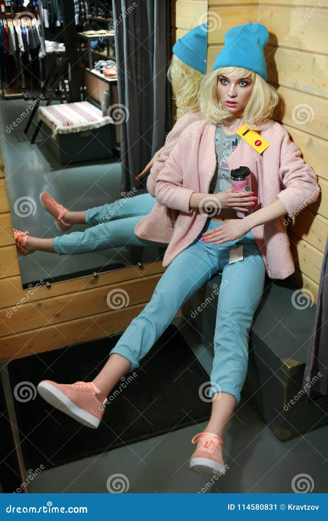 La Vraie Fille Ressemble à Une Poupée De Barbie Dans La Boutique En Vente  La Fille S'est Habillée Dans Des Vêtements Bleus Et Ros Image stock - Image  du mignon, gens: 114580831