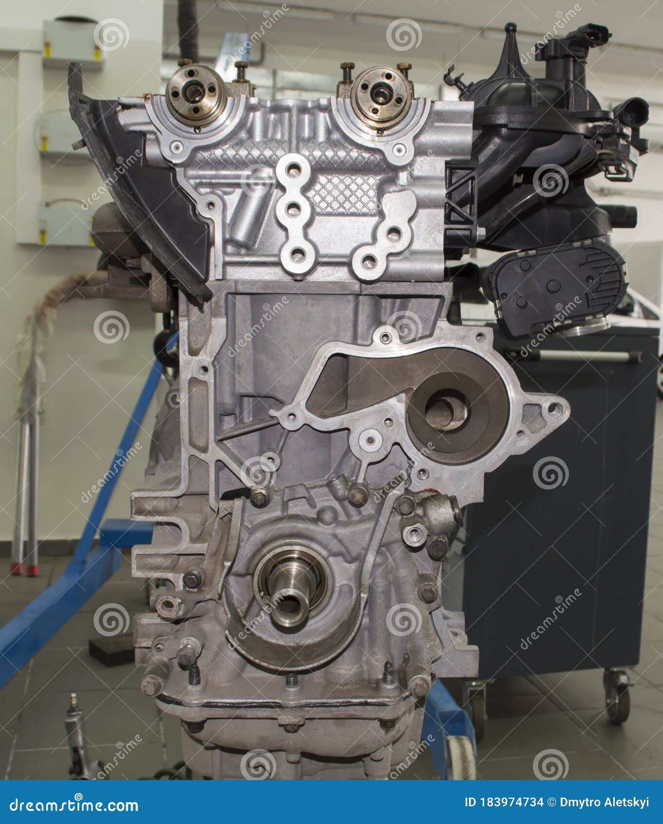 La Vue De Face D'un Moteur De Voiture Sans Couverture De Vanne Monté Sur Un  Support De Fixation De Moteur Photo stock - Image du combustion, tubulure:  183974734