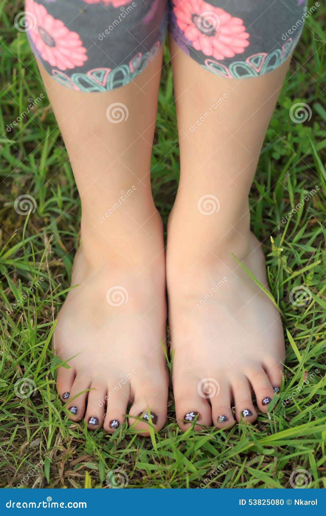 La Vue En Gros Plan De La Petite Fille Déchaussée Botte Avec La Pointe Du  Pied Sur Des Pieds Photo stock - Image du enfance, divot: 53825080