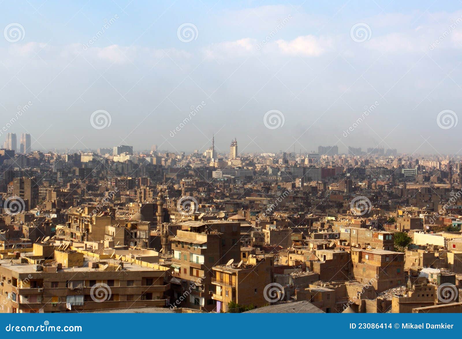 La vue sur le Caire à partir du dessus par jour ensoleillé