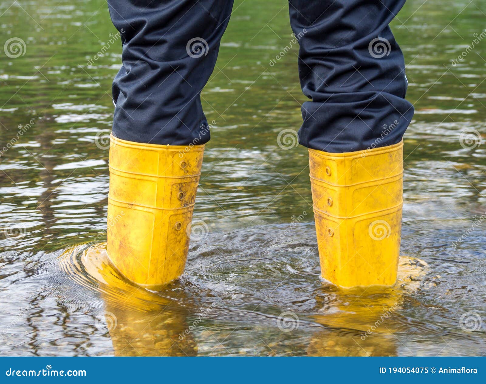 onvoorwaardelijk Charmant Weggegooid Laarzen in Klimaatverandering in Hoog Water Stock Afbeelding - Image of  laars, regen: 194054075